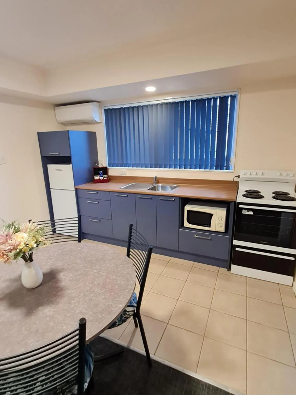 Bathroom in Avenue Heights Motel