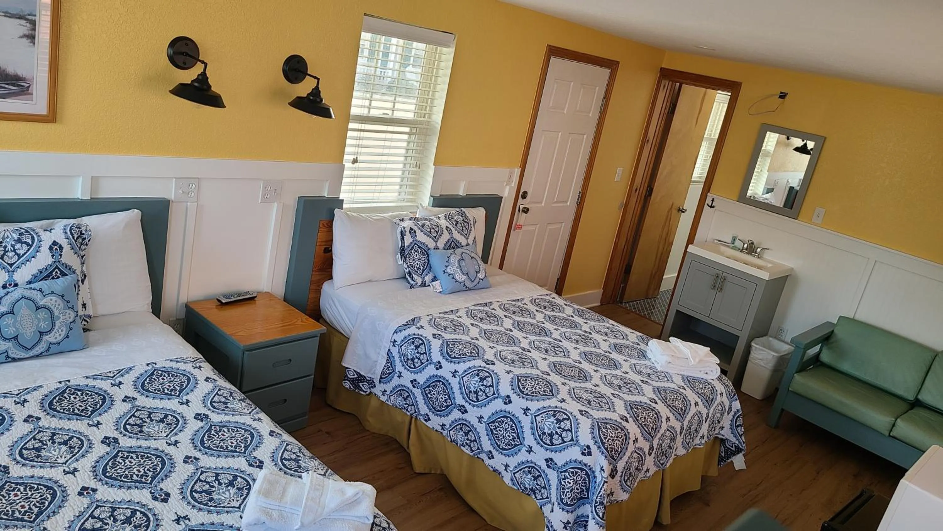 Photo of the whole room, Bed in Driftin Sands Motel