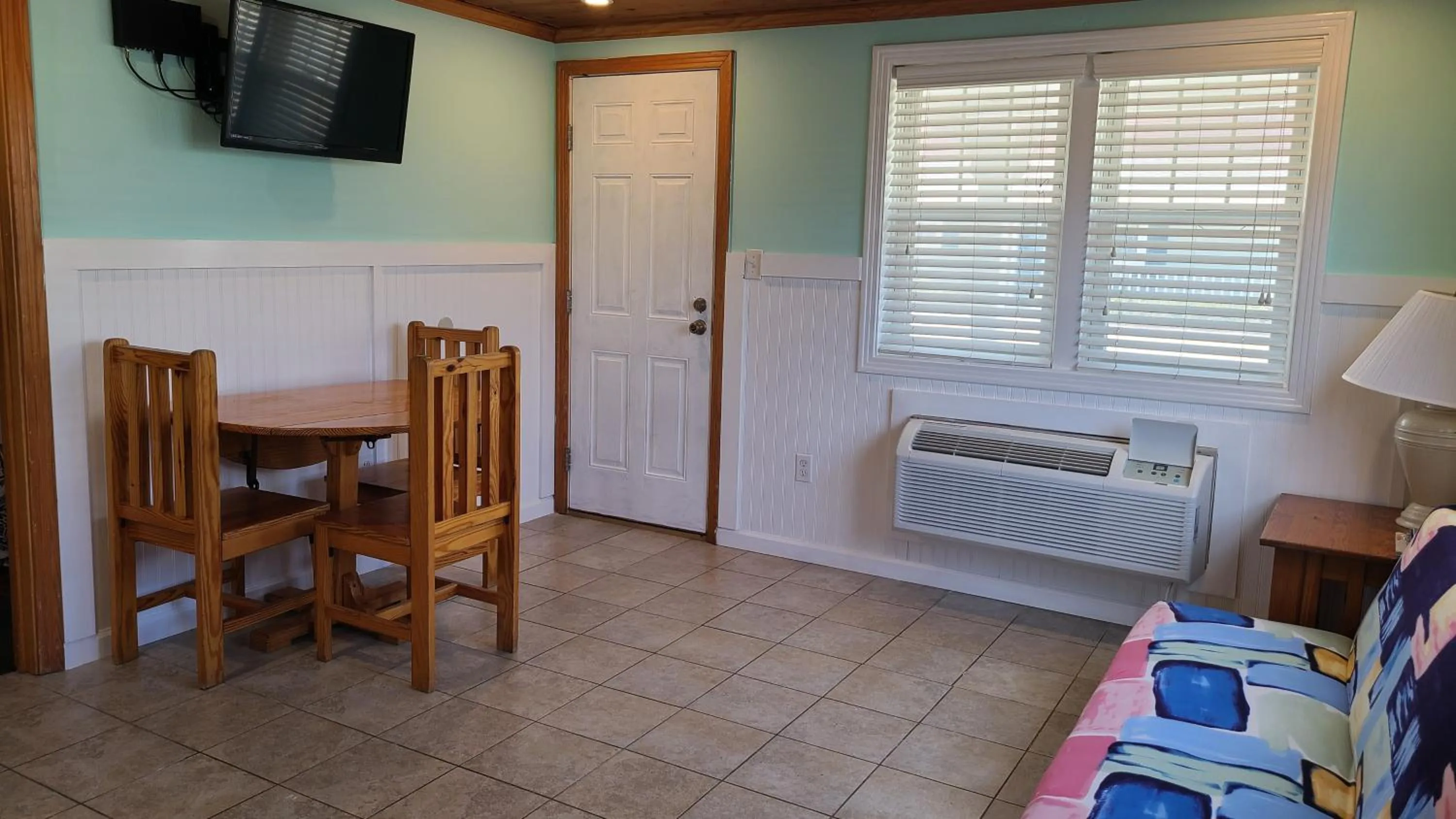 Dining area in Driftin Sands Motel