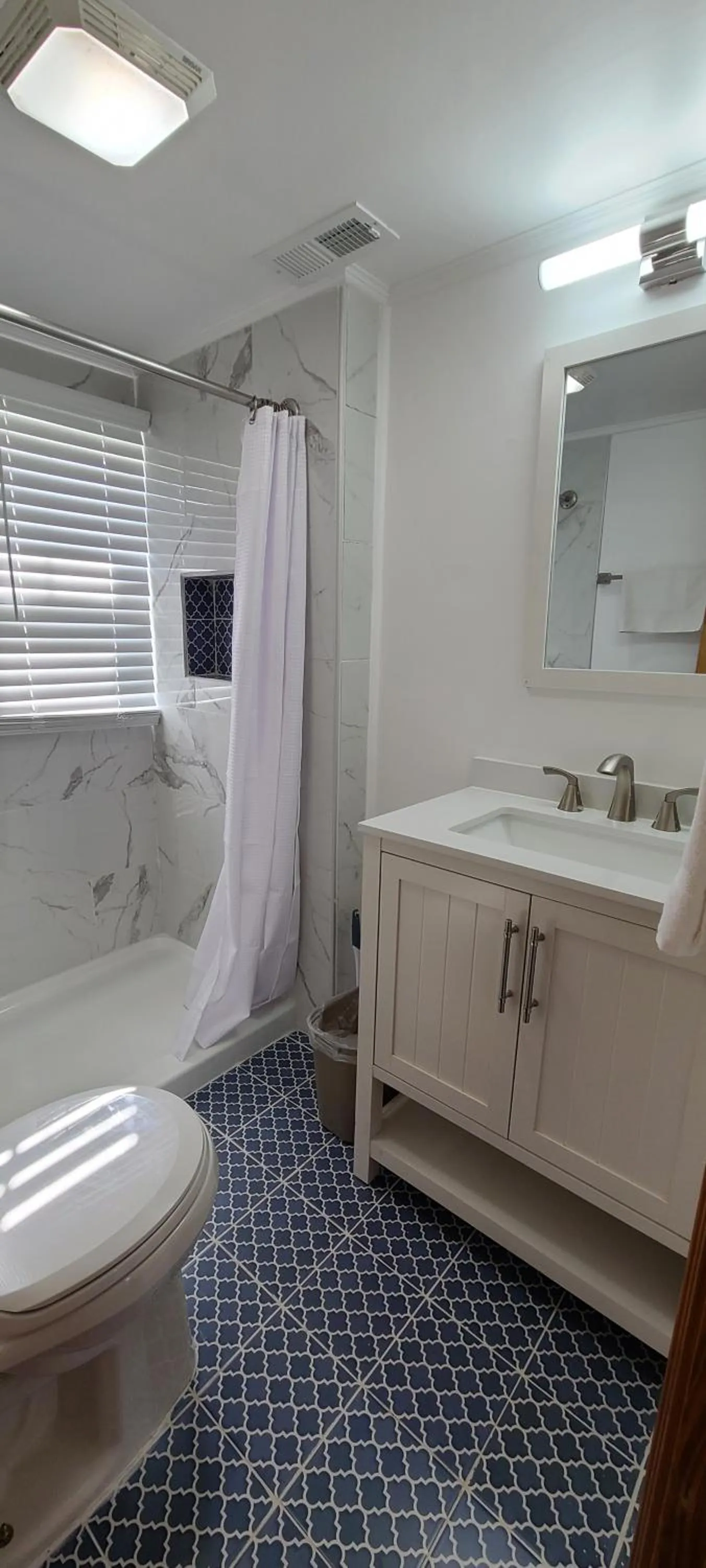 Bathroom in Driftin Sands Motel