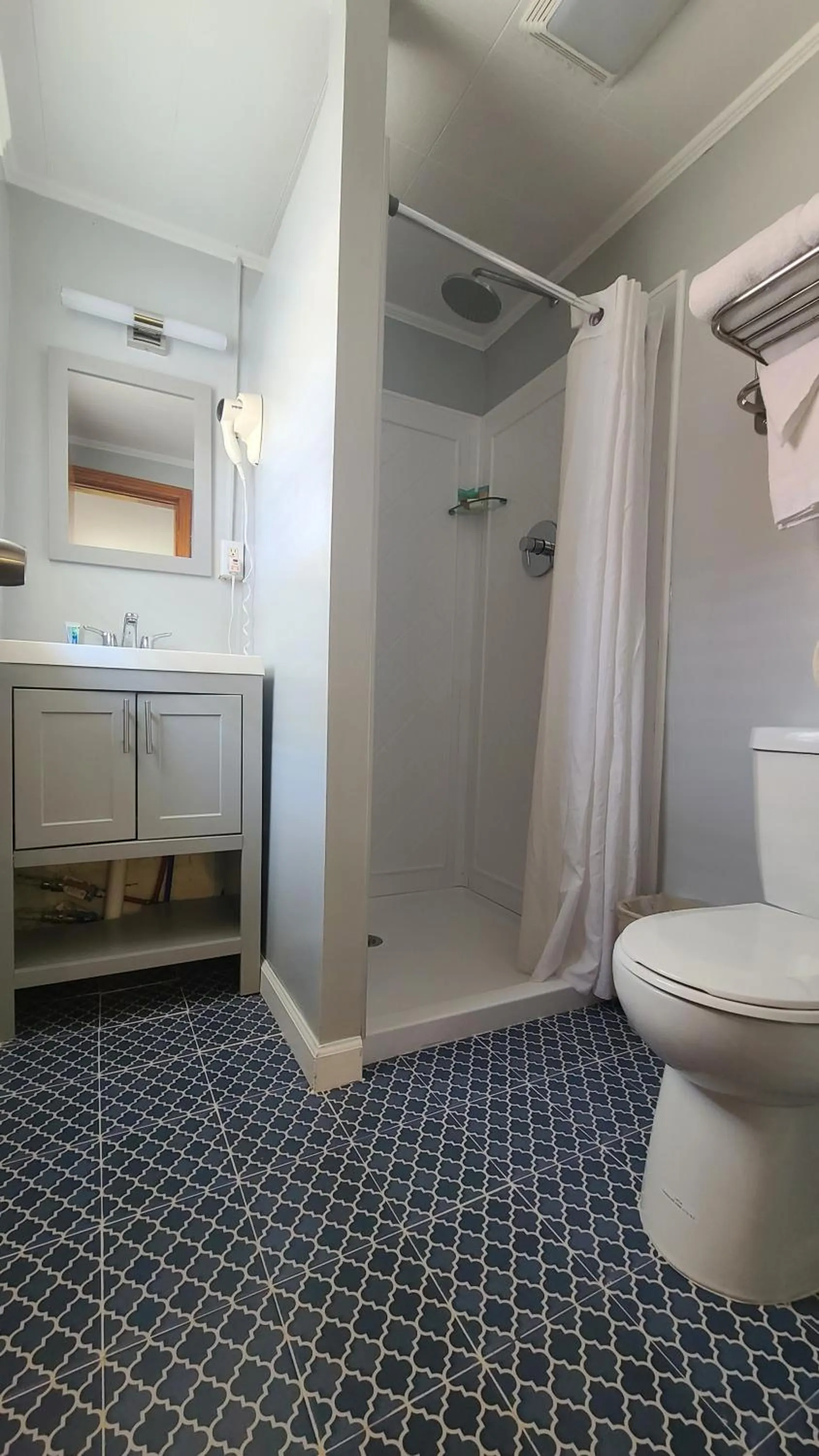 Bathroom in Driftin Sands Motel