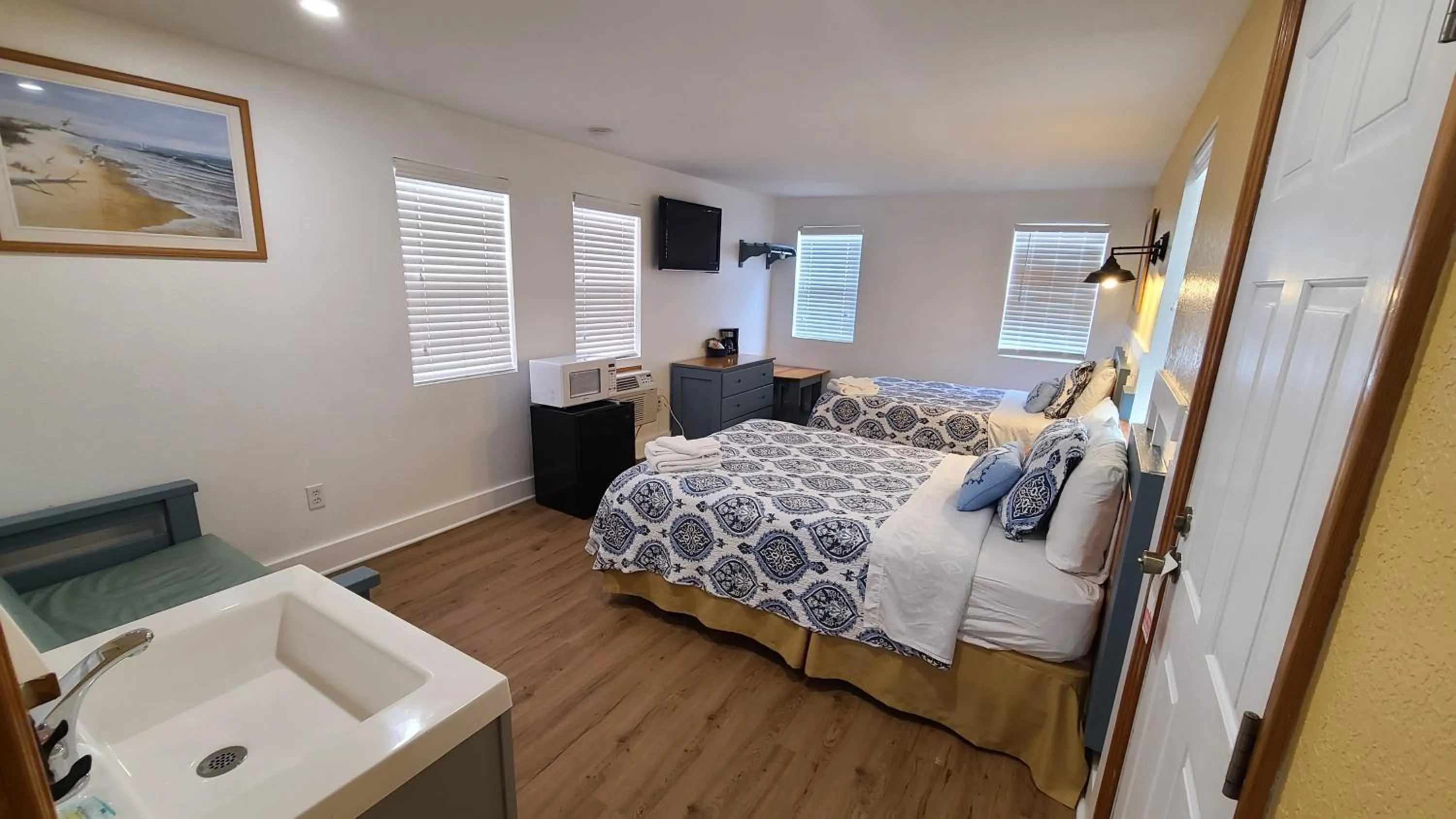 Photo of the whole room, Bed in Driftin Sands Motel