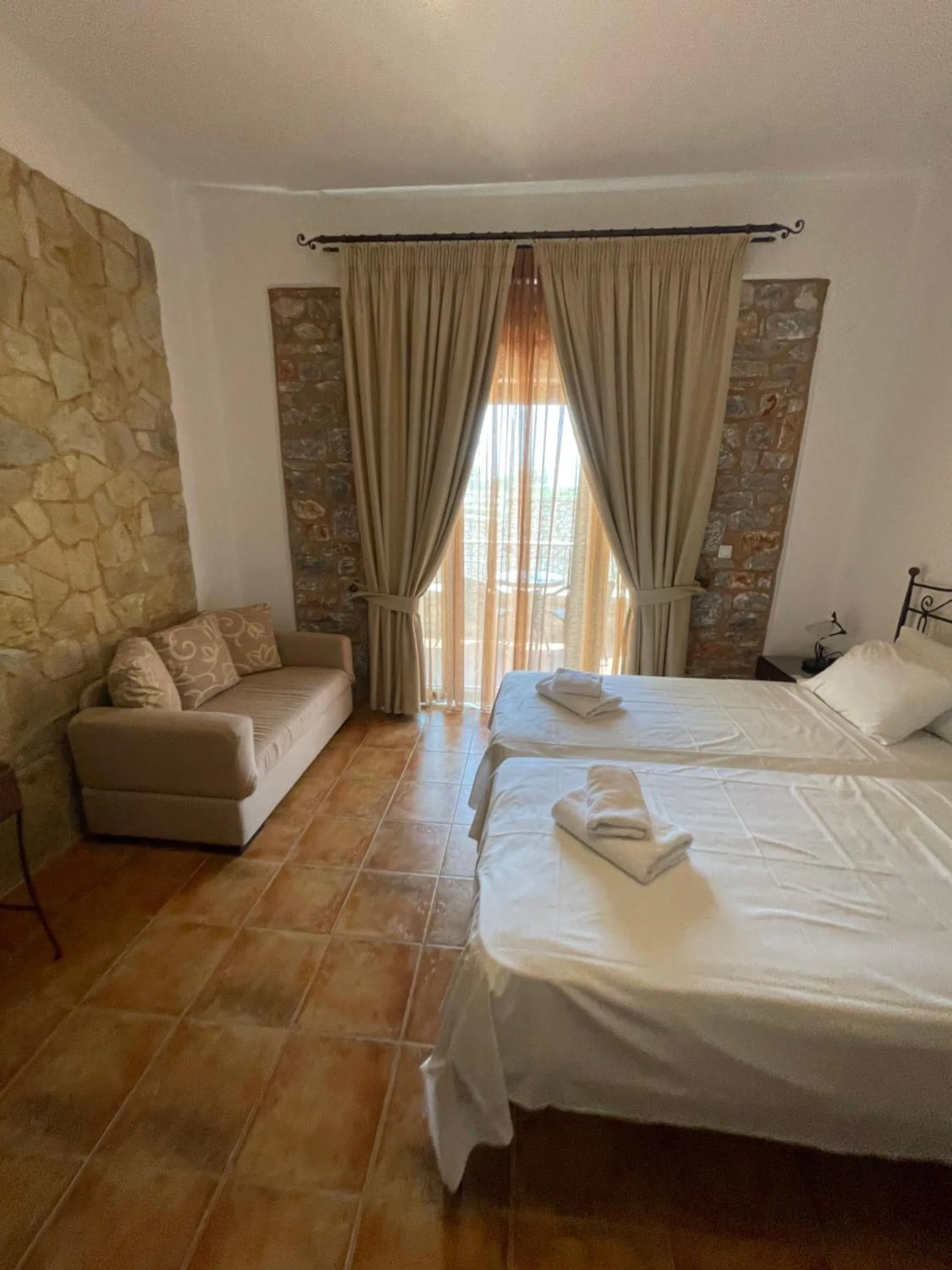 Bed in Vathi Hotel Apartment Hotel