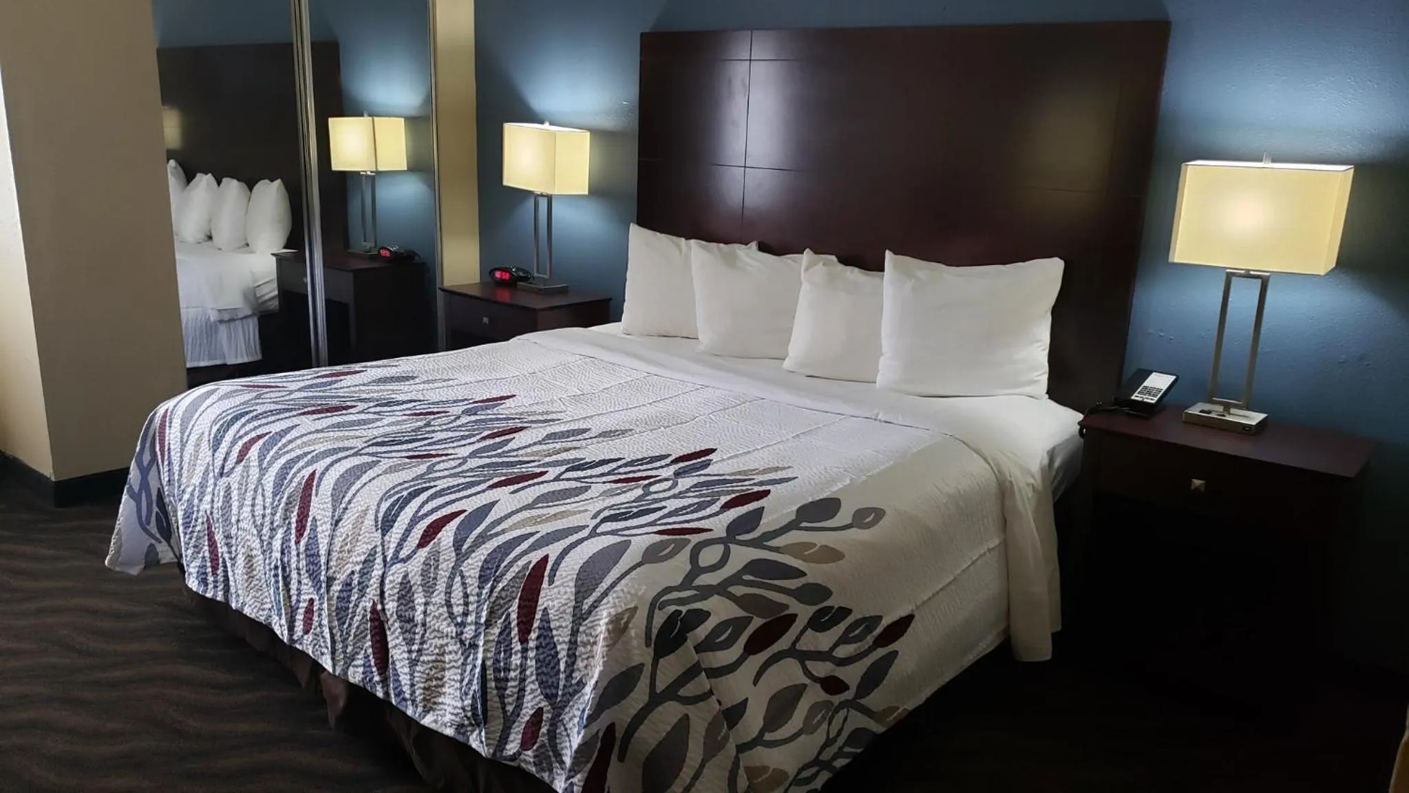 Photo of the whole room, Bed in Red Roof Inn Port Allen