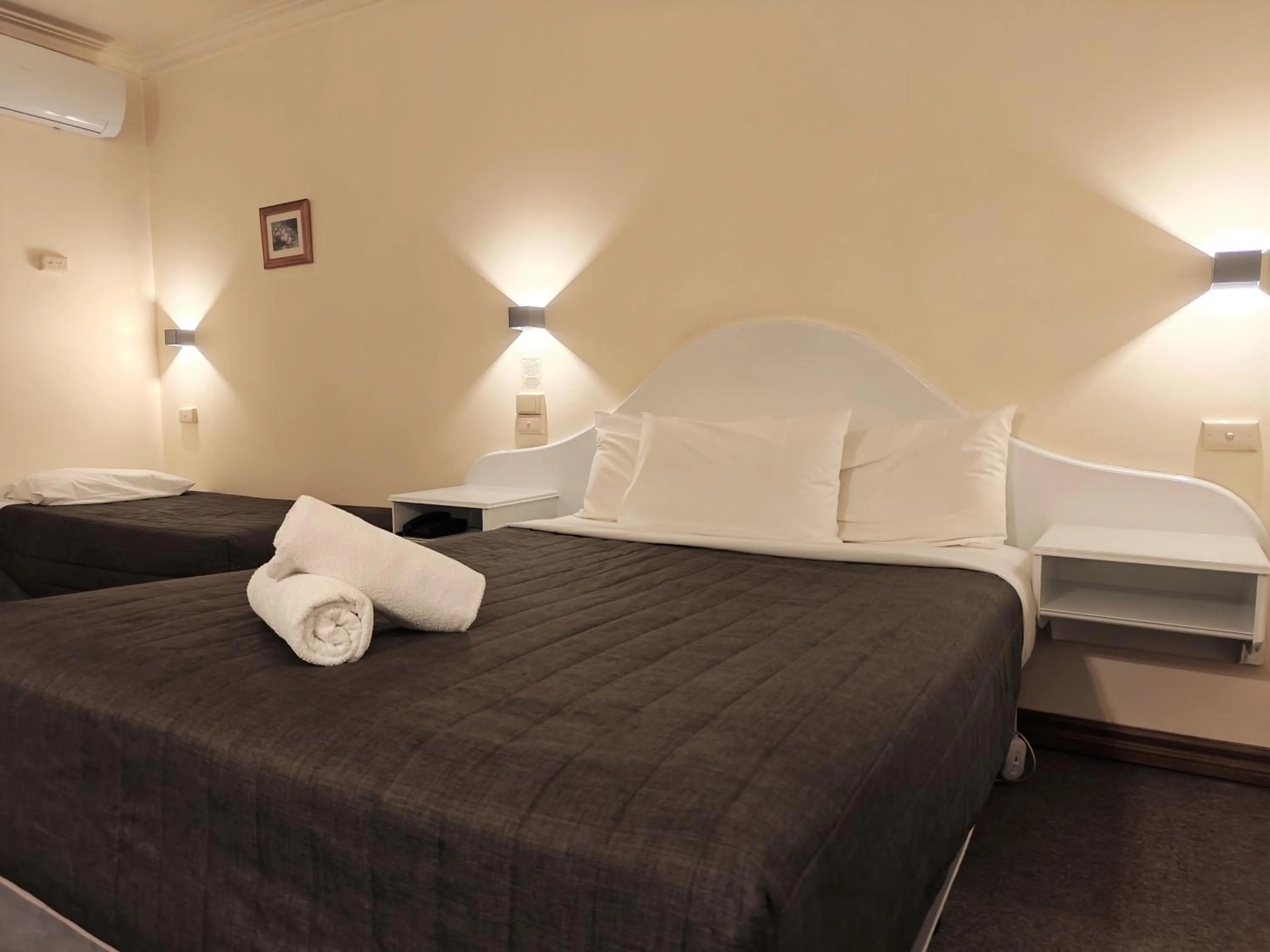 Bed in St Georges Motor Inn