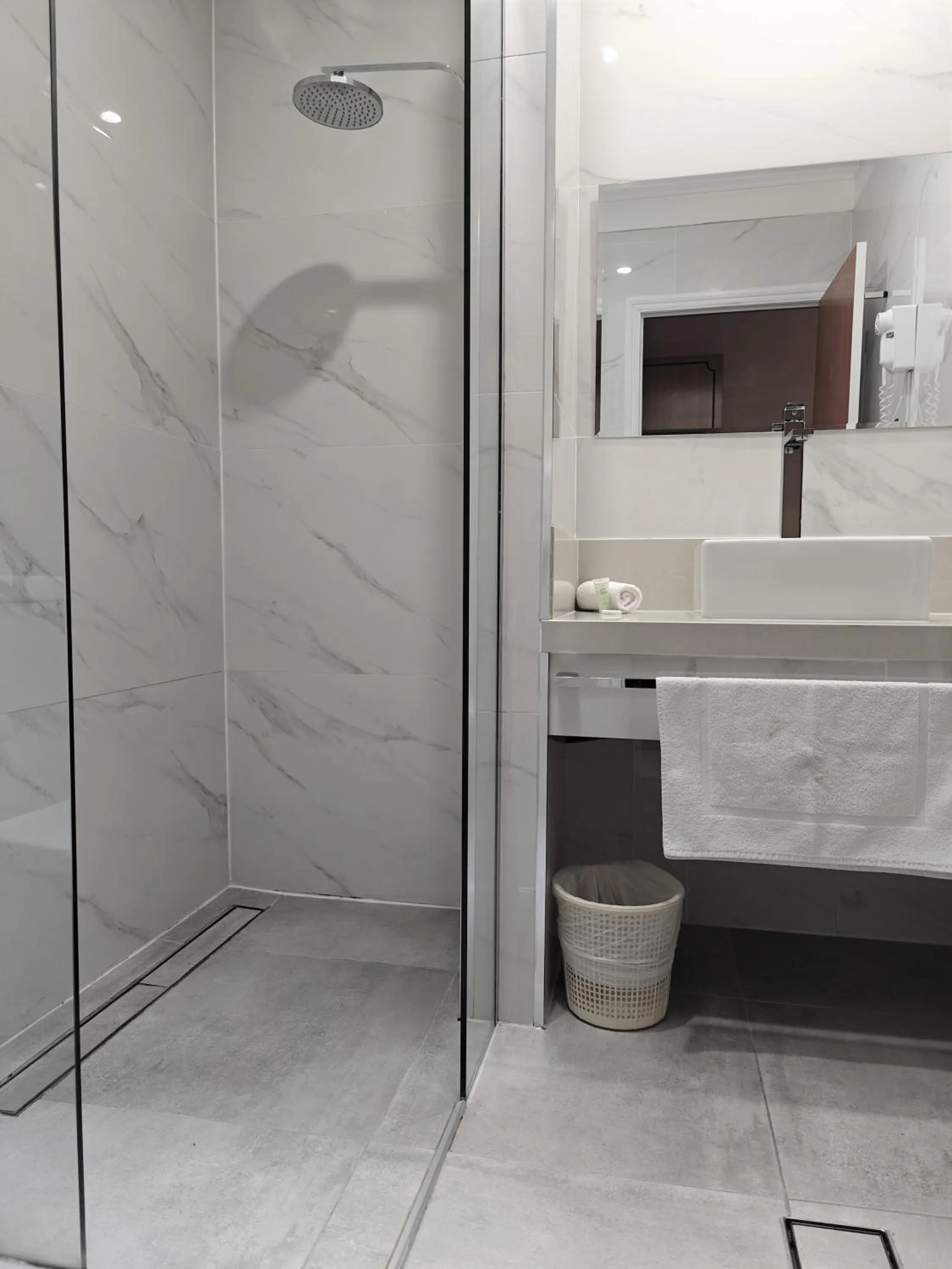 Bathroom in St Georges Motor Inn