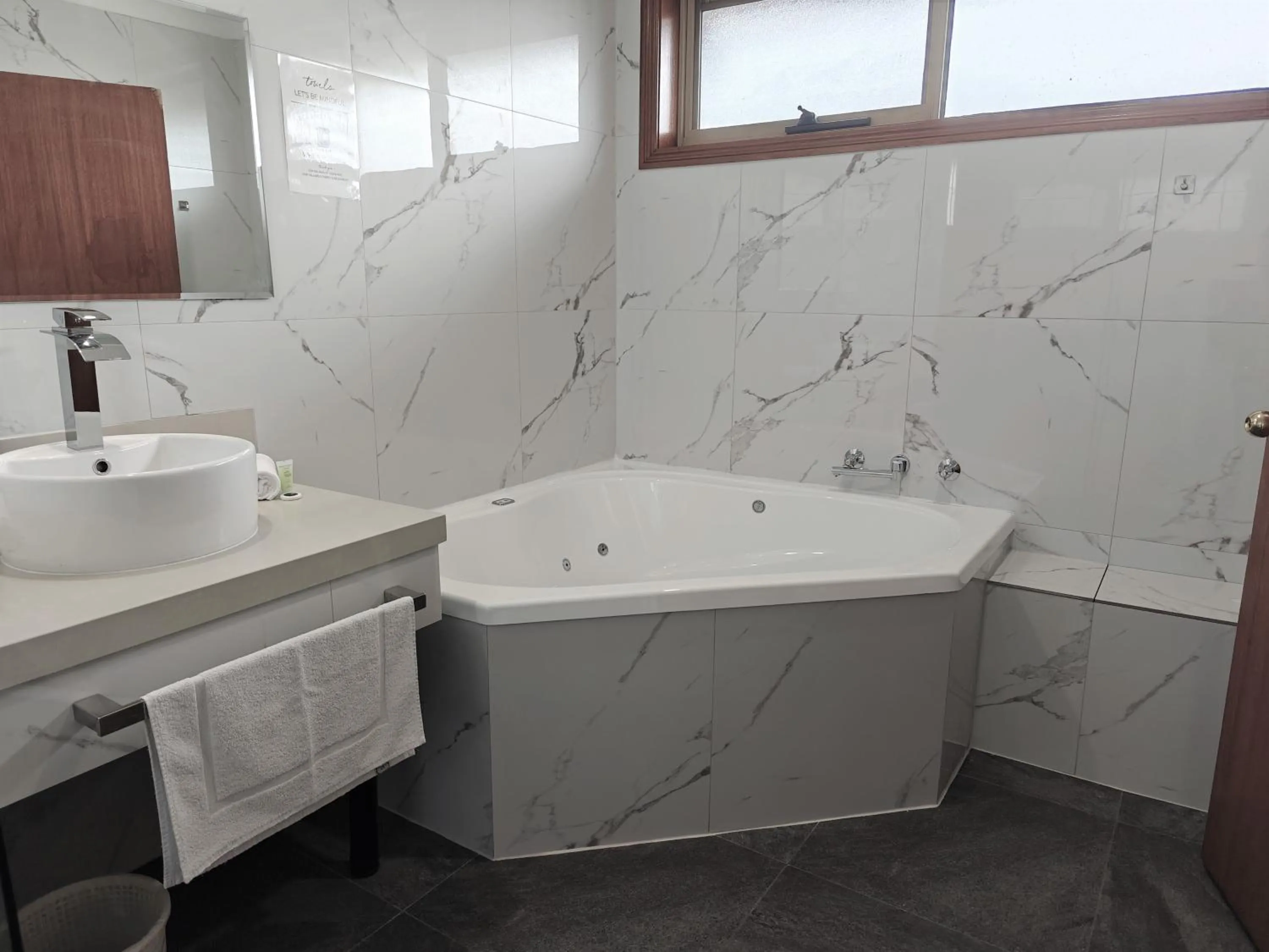 Bathroom in St Georges Motor Inn