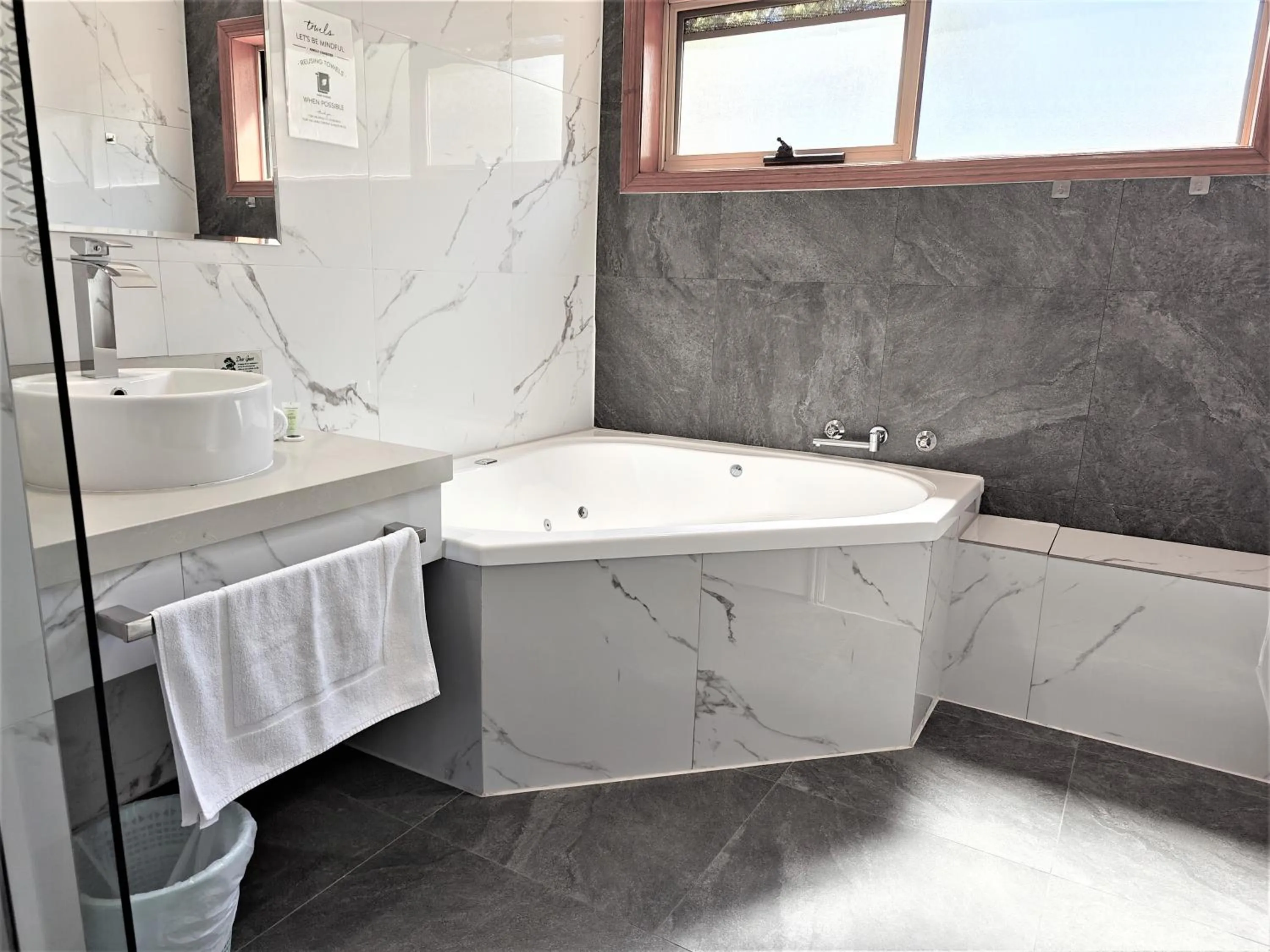 Bathroom in St Georges Motor Inn