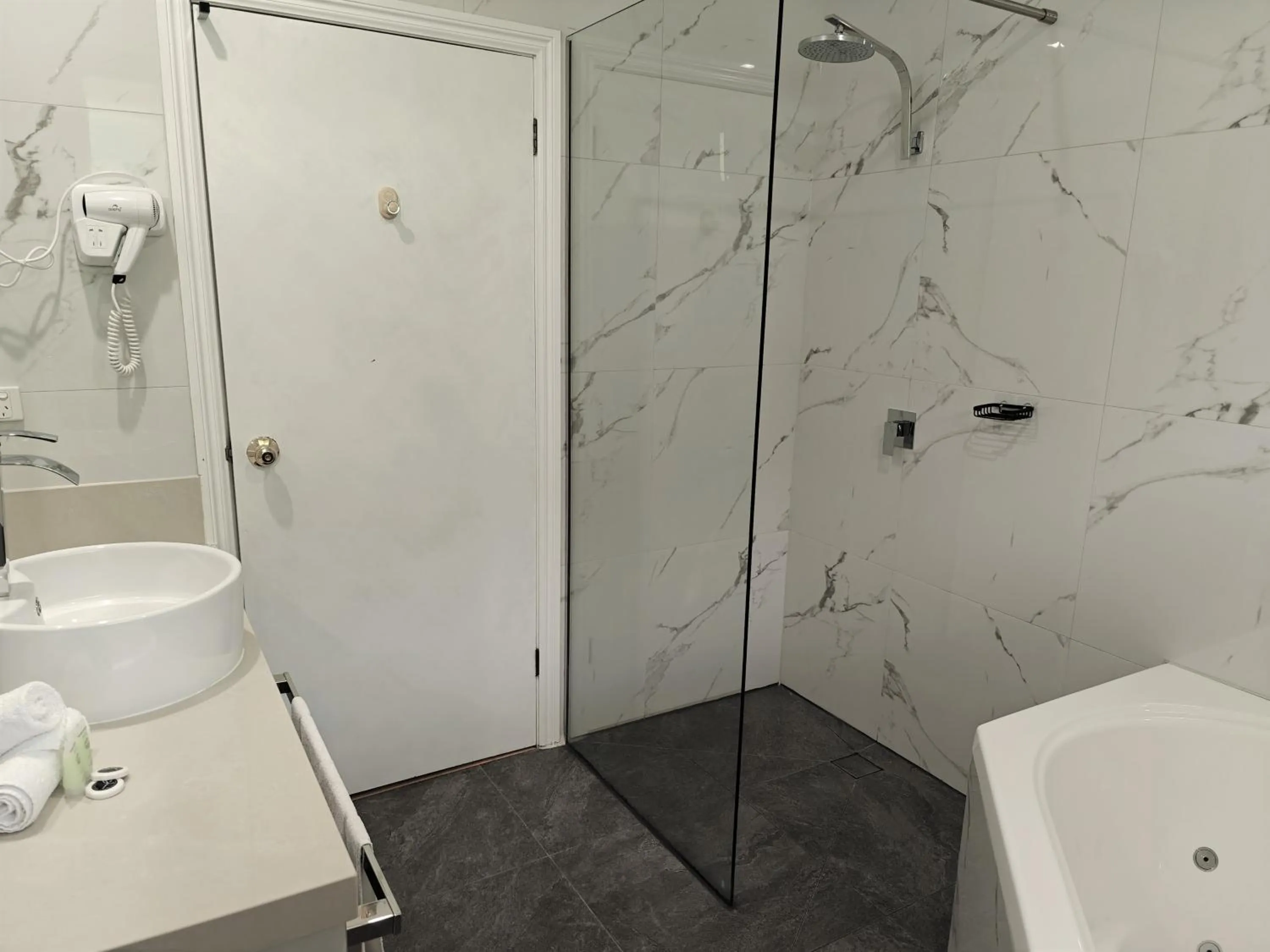 Bathroom in St Georges Motor Inn