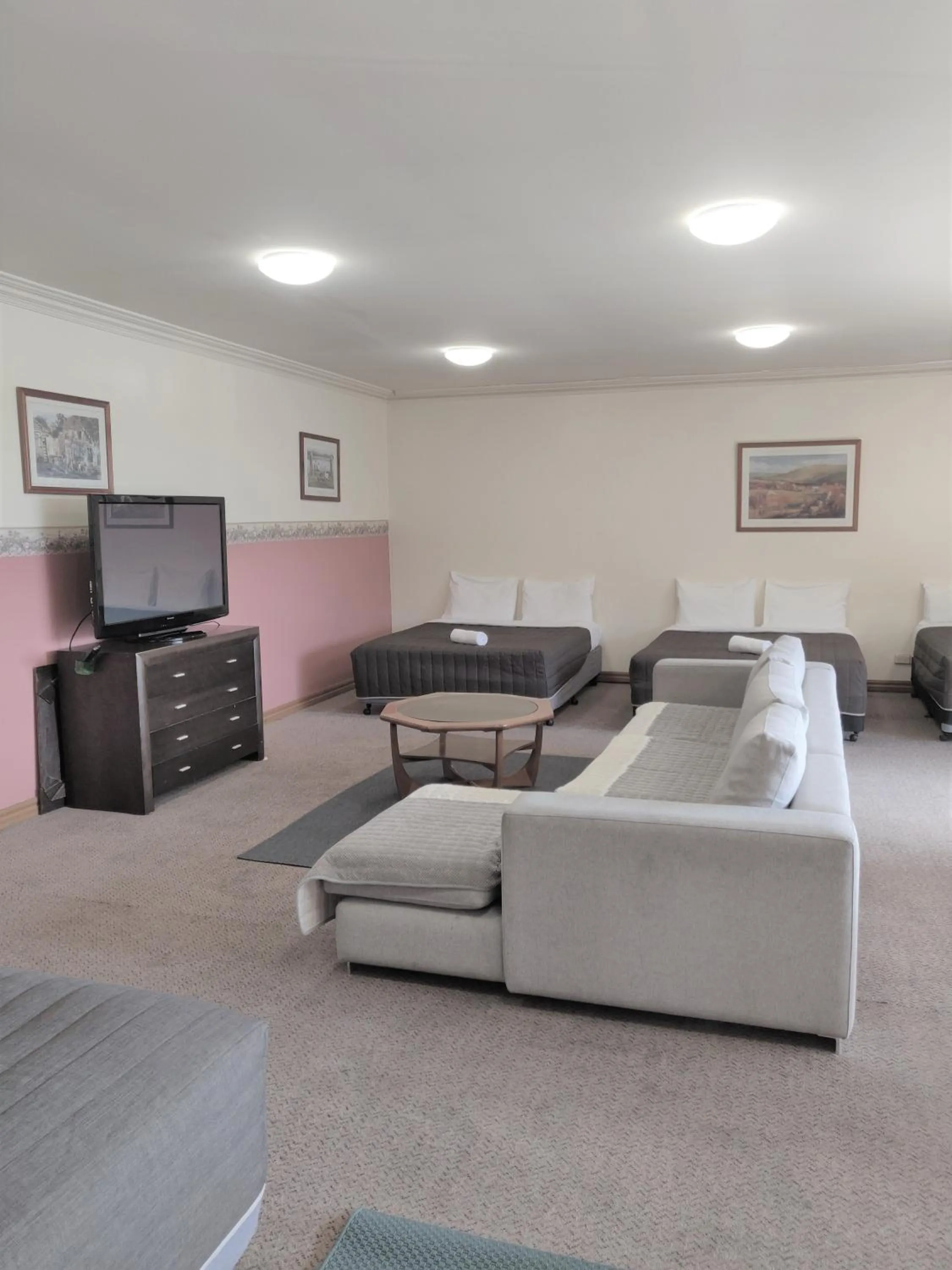 Communal lounge/ TV room in St Georges Motor Inn