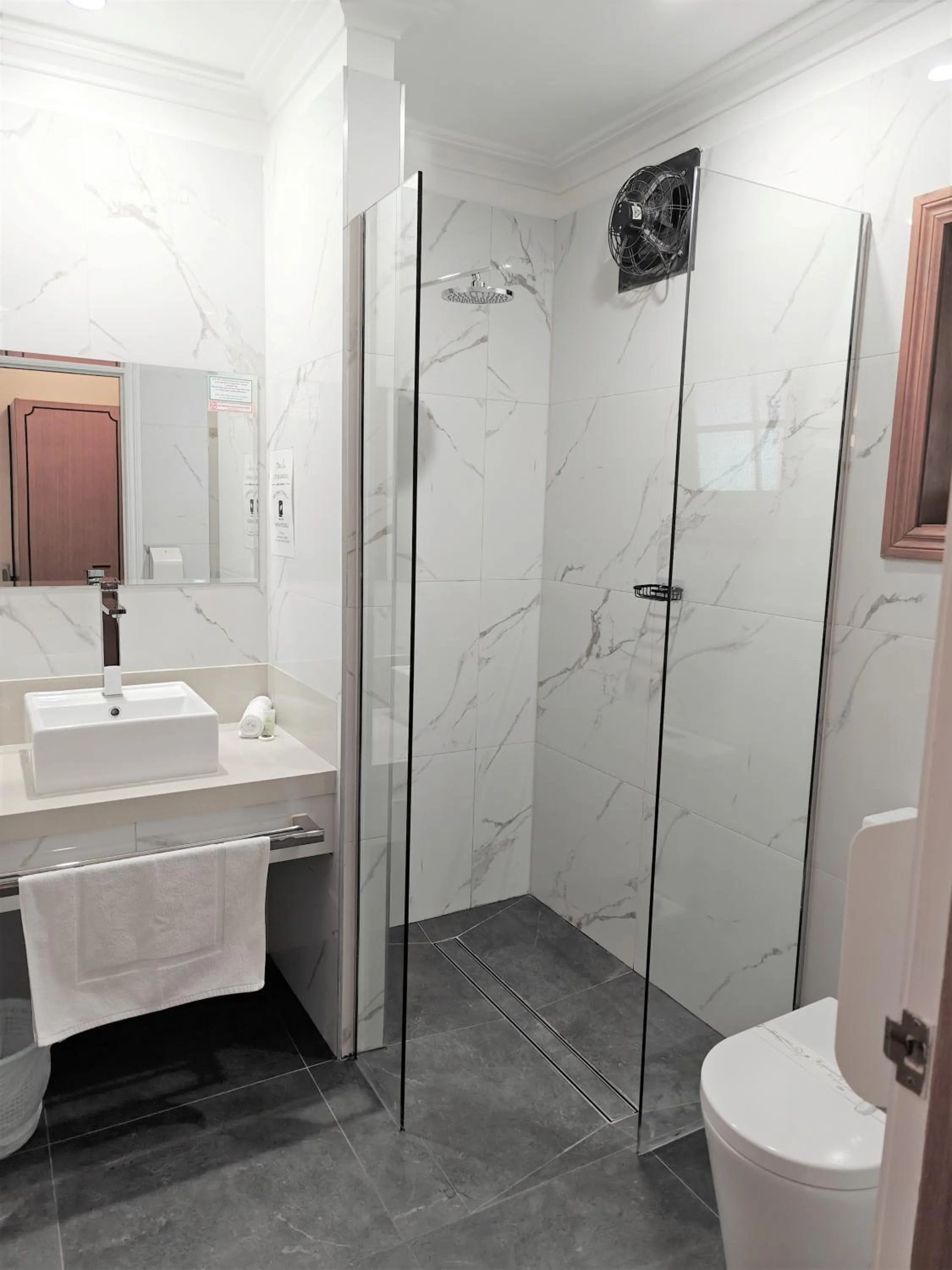 Toilet in St Georges Motor Inn