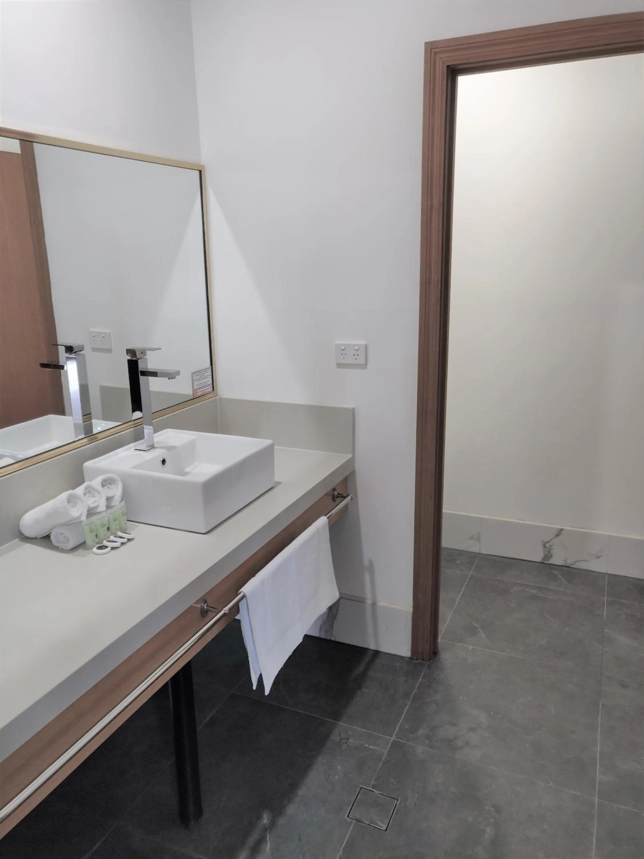 Bathroom in St Georges Motor Inn