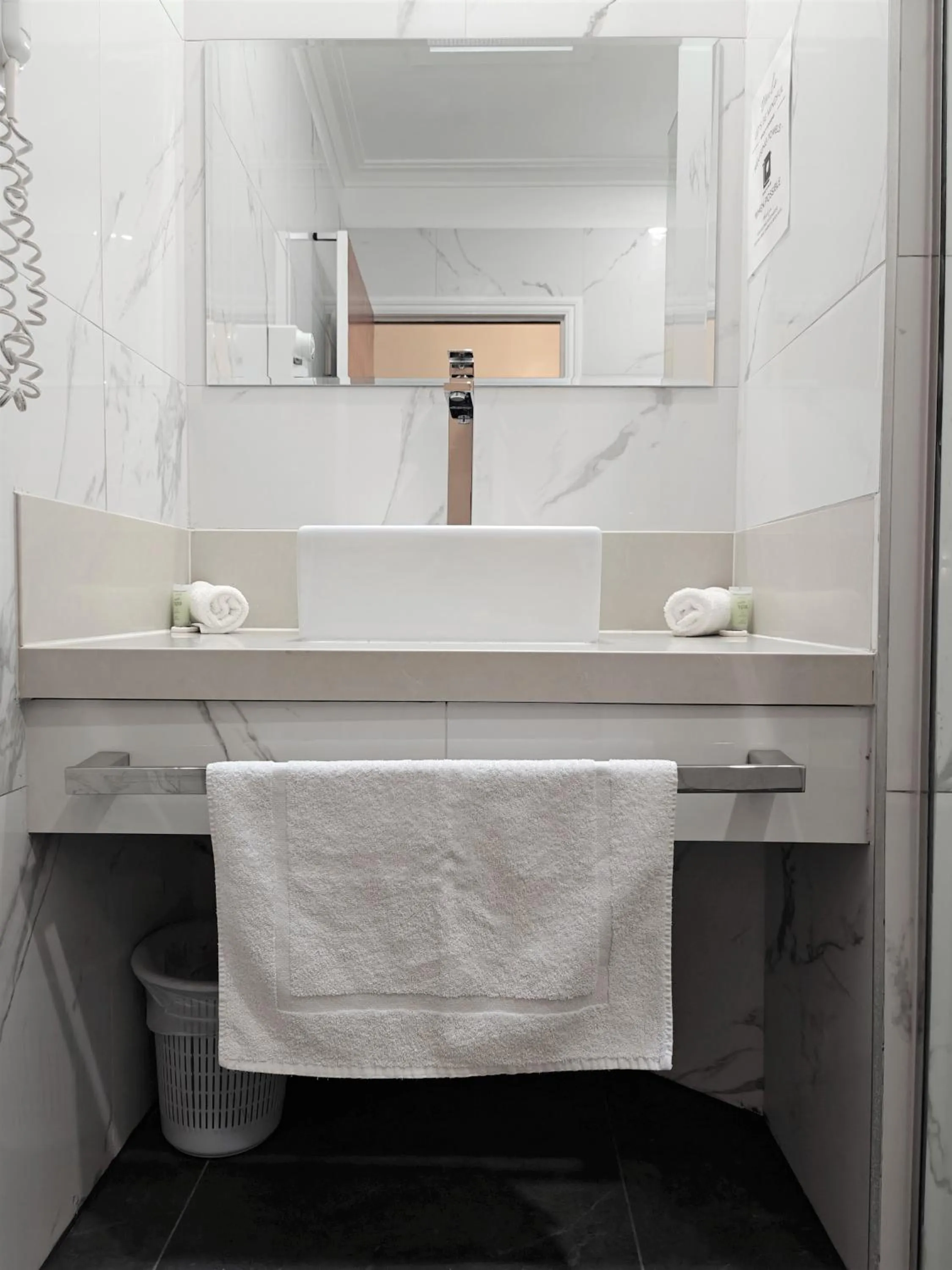 Bathroom in St Georges Motor Inn