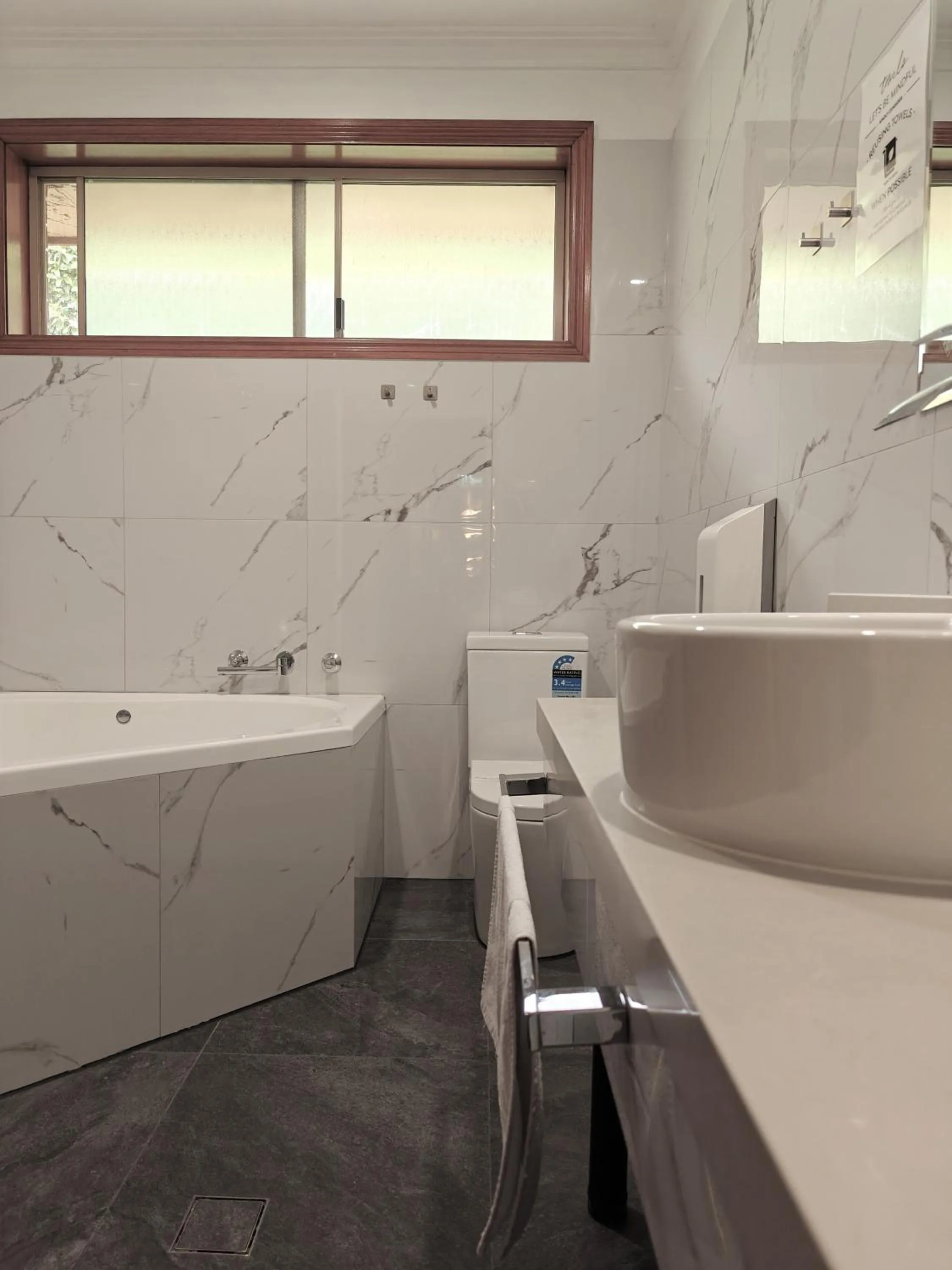 Bathroom in St Georges Motor Inn