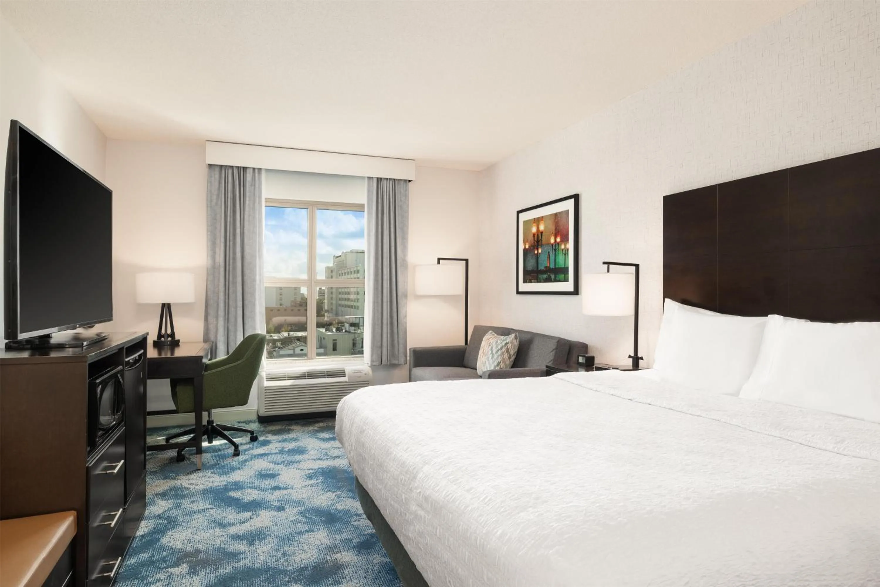 Living room, Bed in Hampton Inn & Suites Baton Rouge Downtown