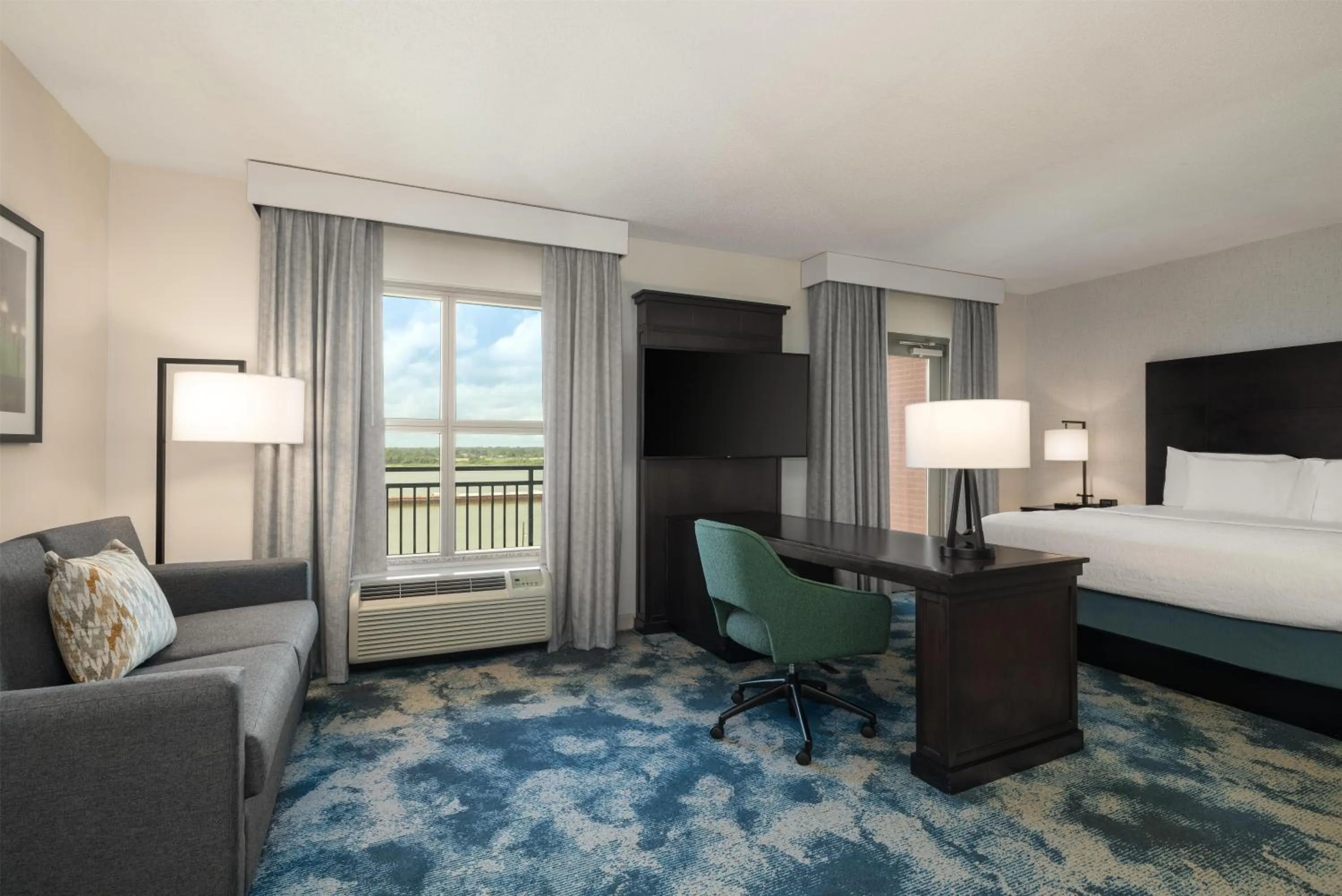 Bedroom, Bed in Hampton Inn & Suites Baton Rouge Downtown