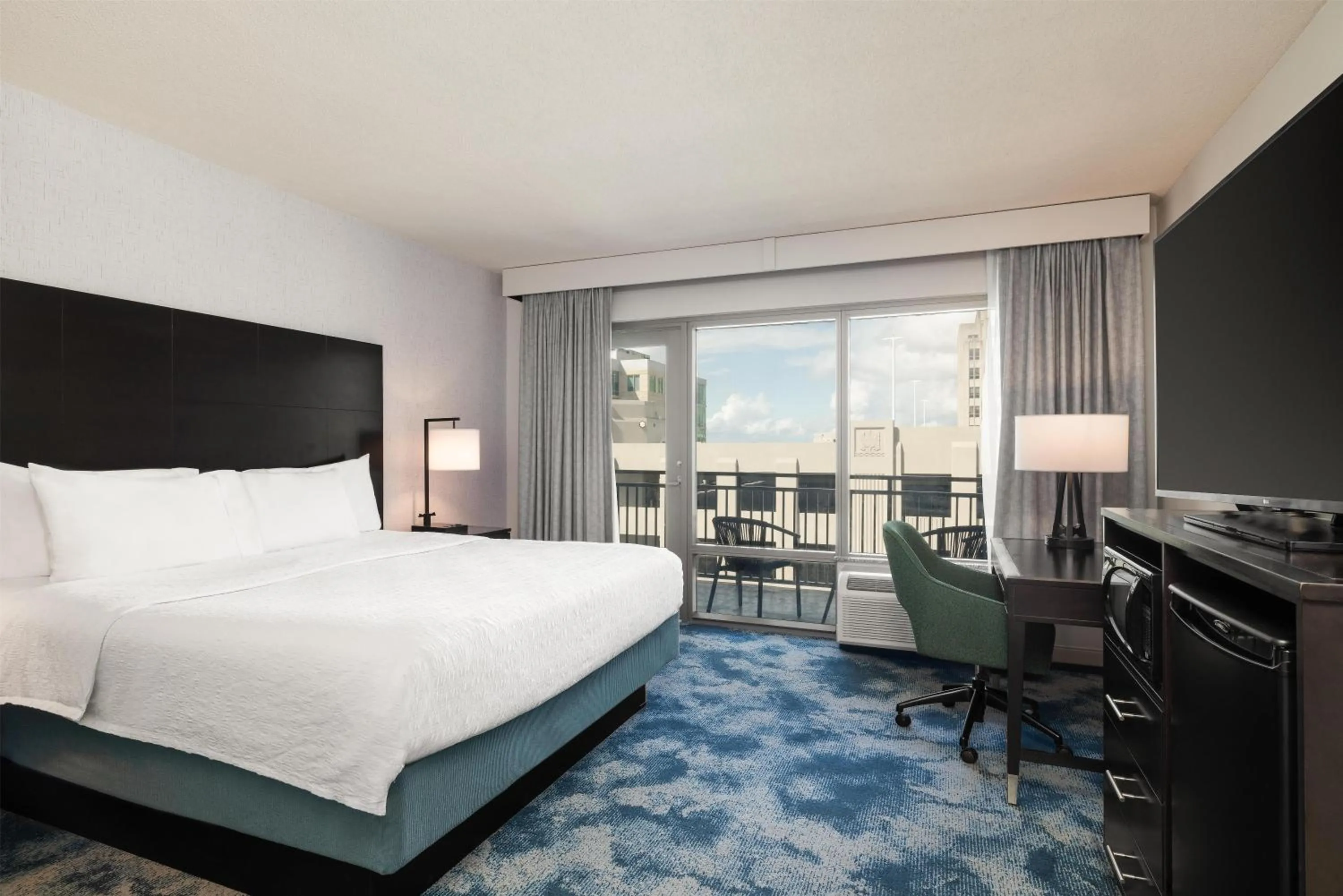 Bed in Hampton Inn & Suites Baton Rouge Downtown