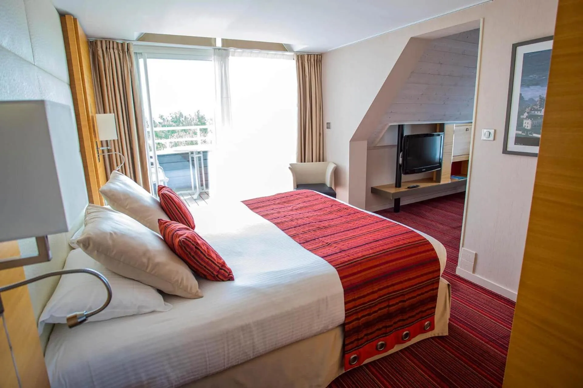 Photo of the whole room, Bed in Le Churchill Hôtel & Spa