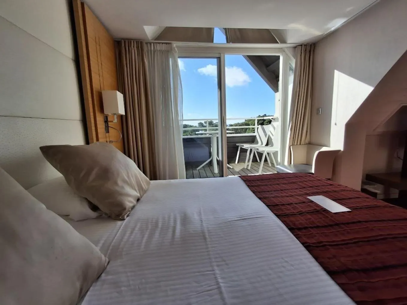 Sea view, Bed in Le Churchill Hôtel & Spa