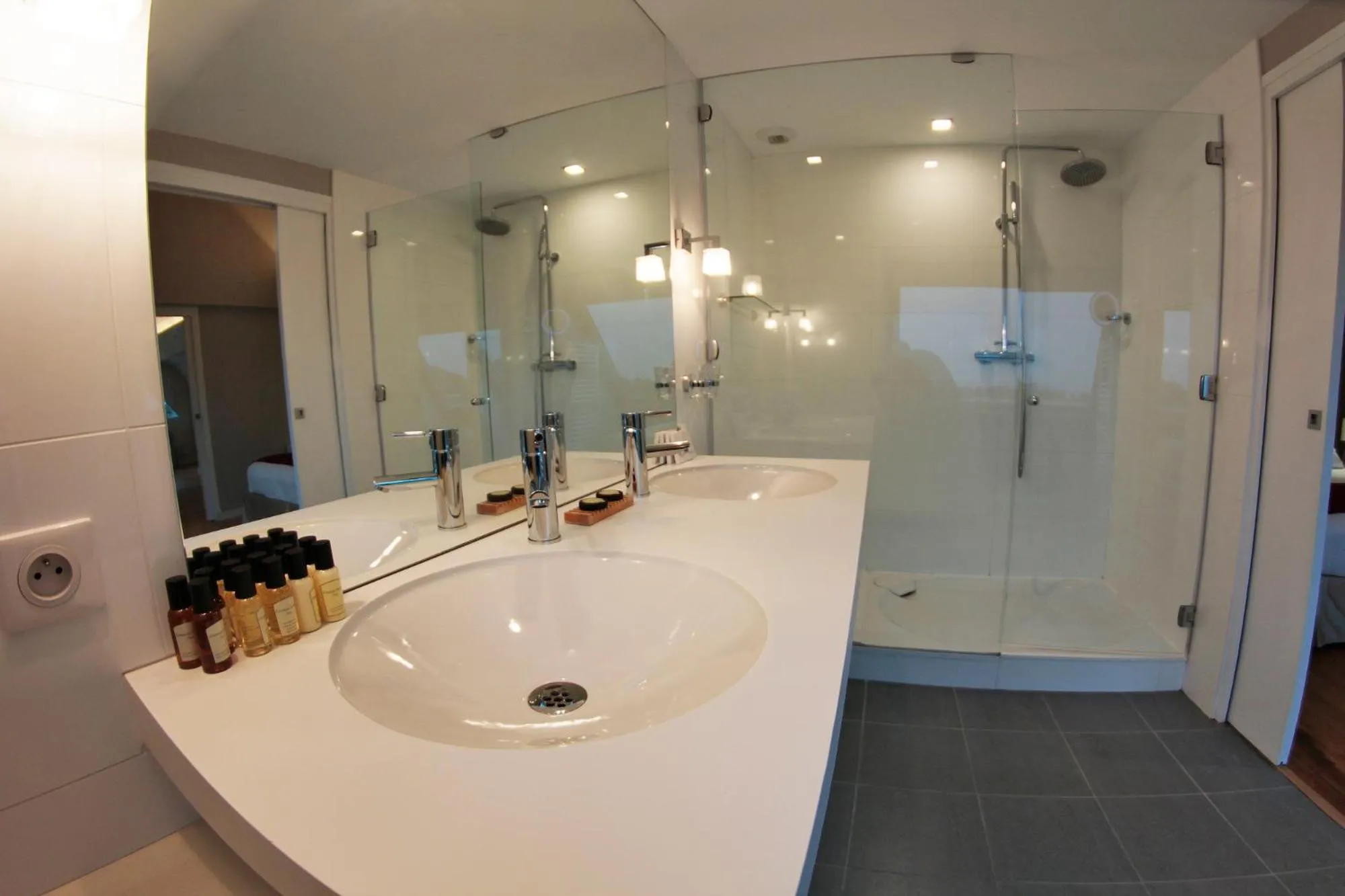 Shower in Le Churchill Hôtel & Spa