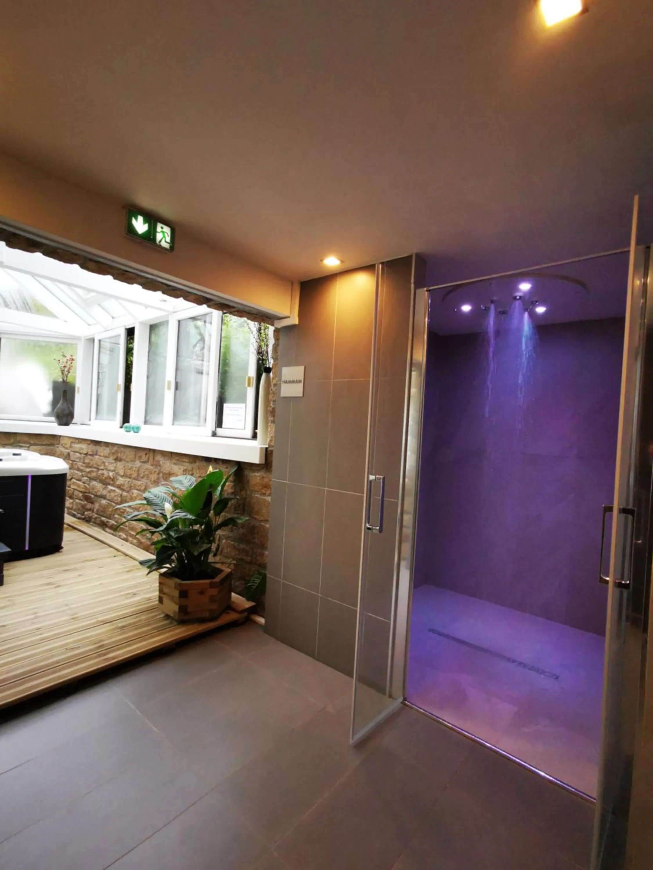 Shower in Le Churchill Hôtel & Spa