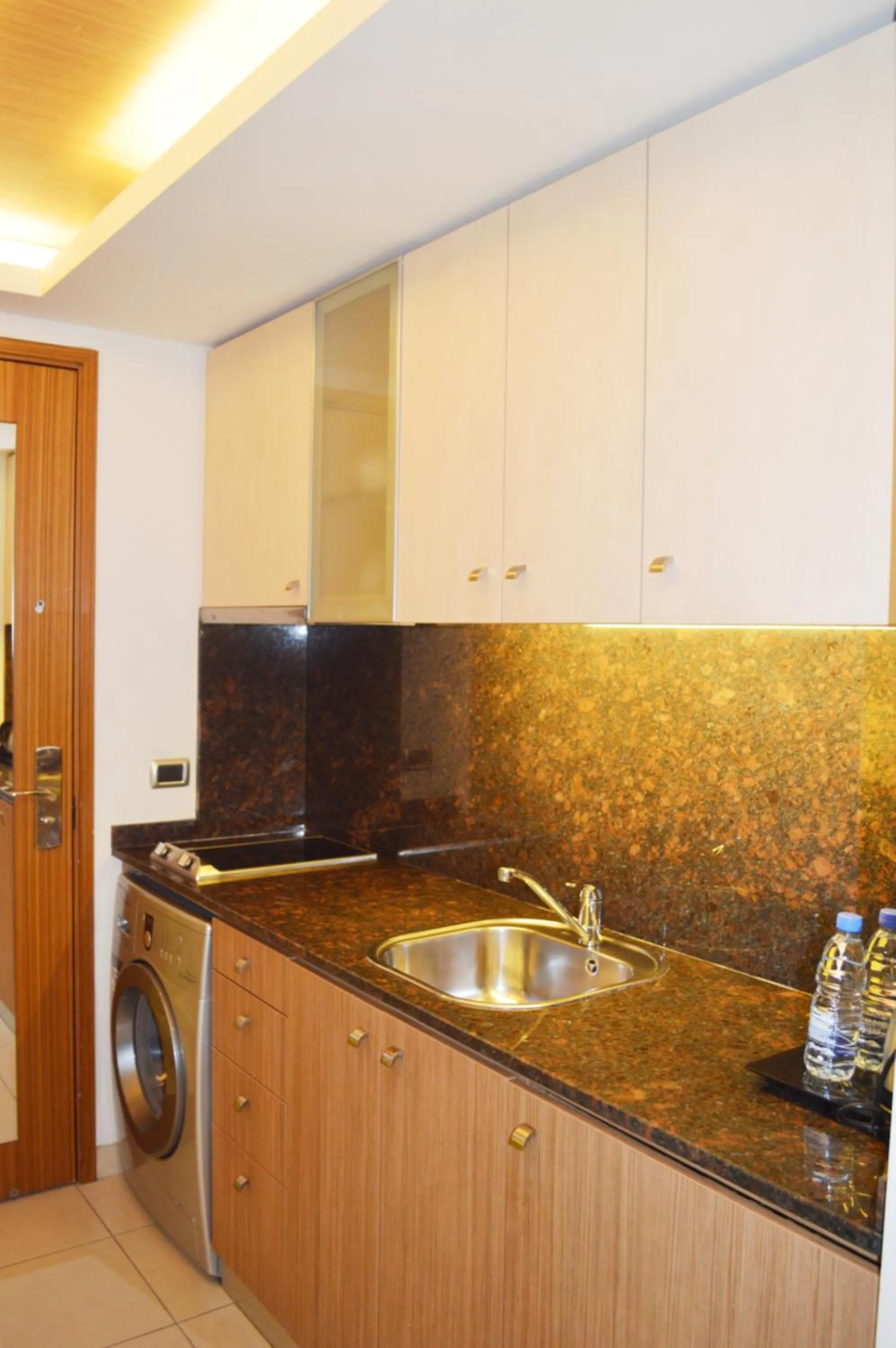 Kitchen or kitchenette in Hayali Suites
