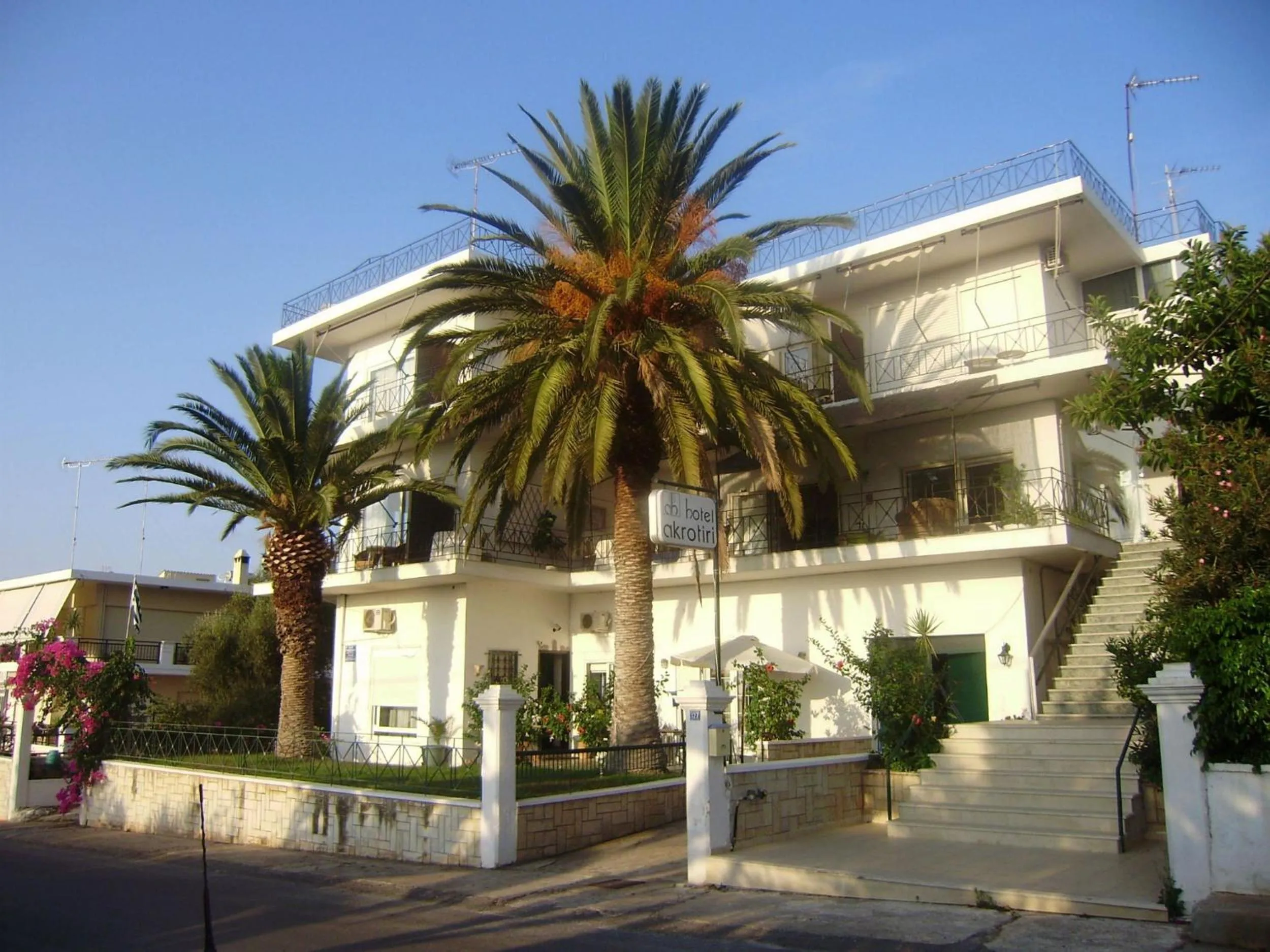 Facade/entrance in Akrotiri Hotel
