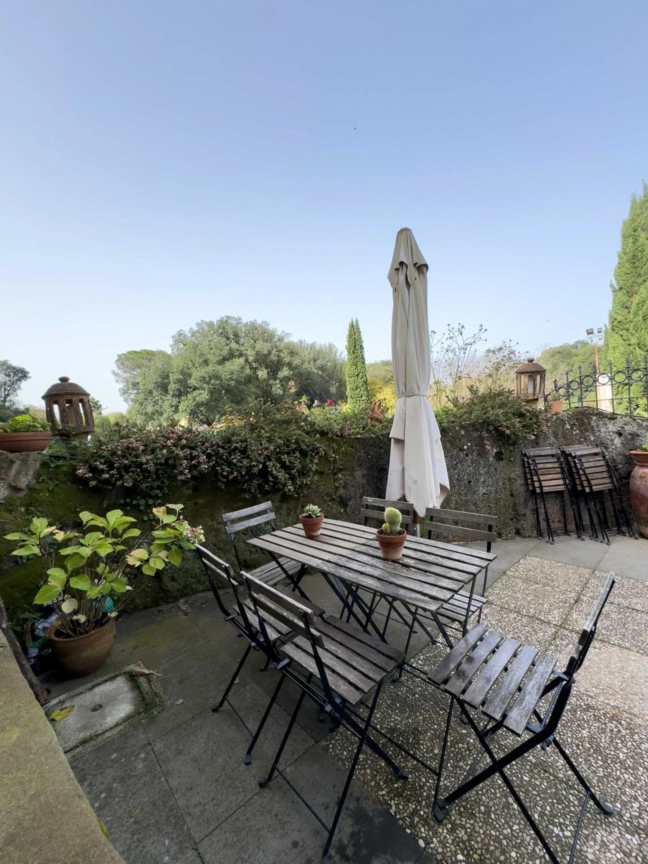 Inner courtyard view in Le Terrecotte