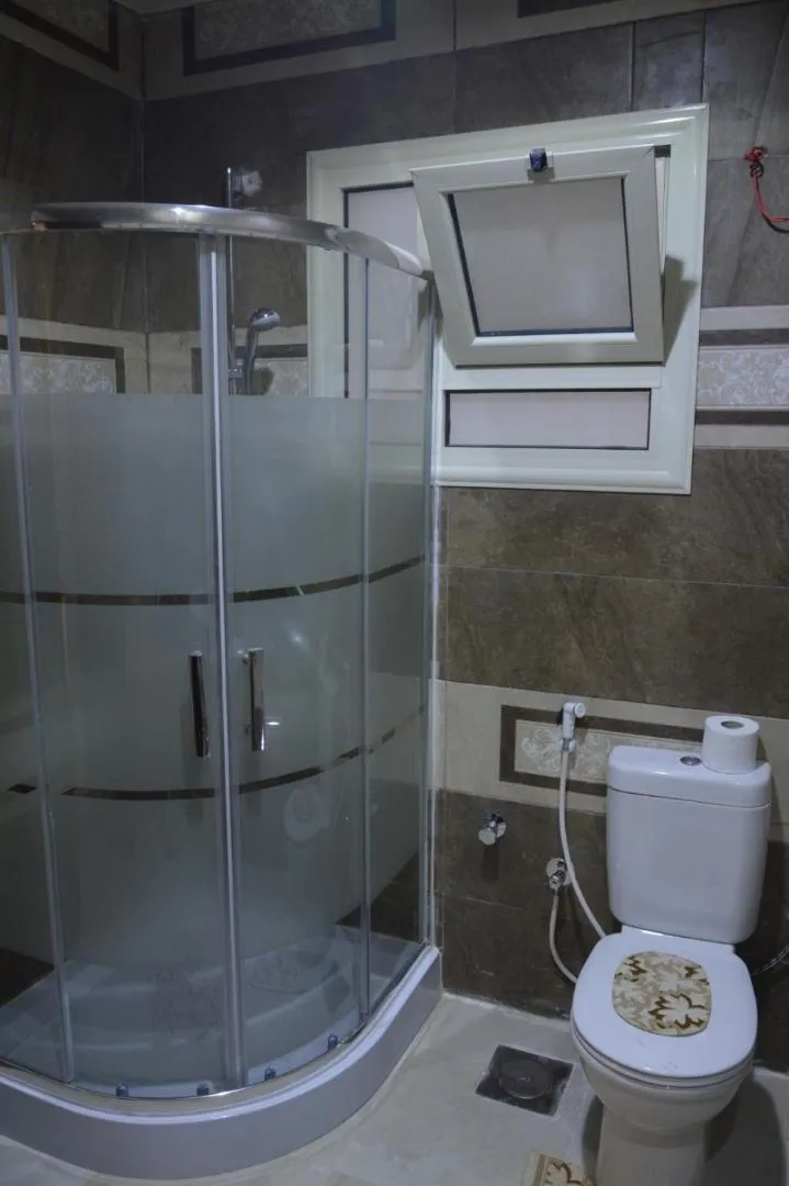 Shower in Pyramids Top Inn