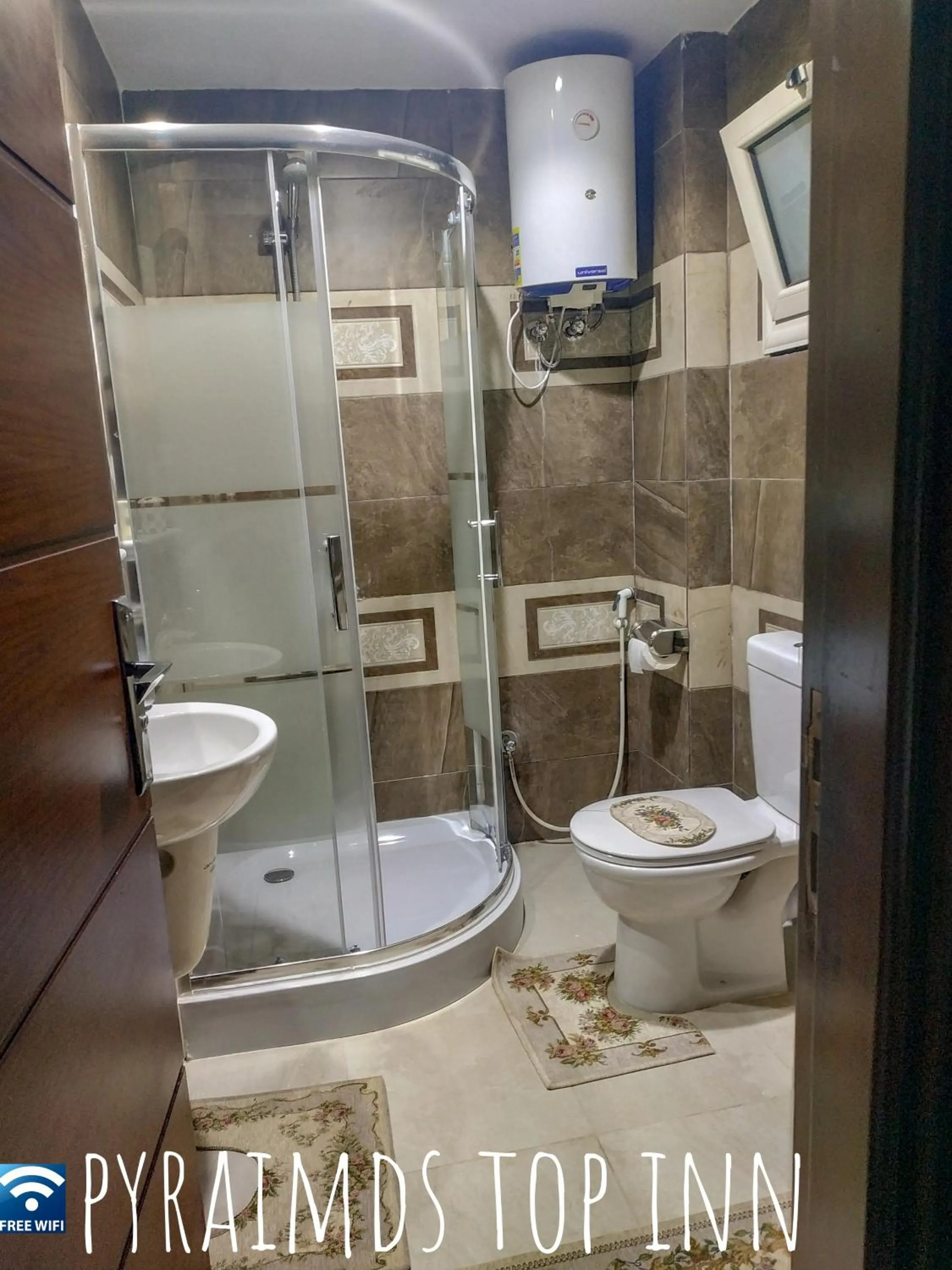 Bathroom in Pyramids Top Inn