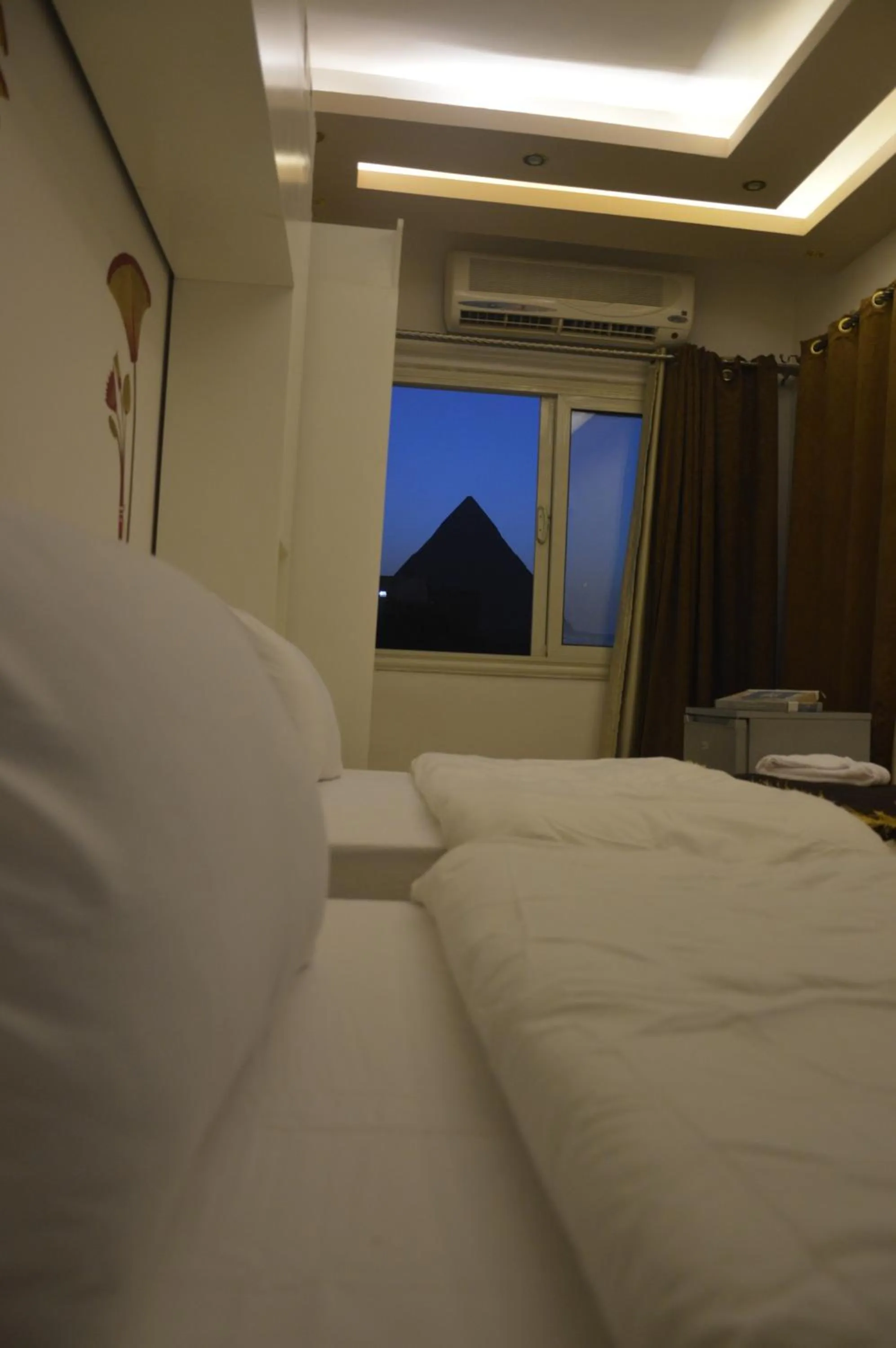 Photo of the whole room, Bed in Pyramids Top Inn