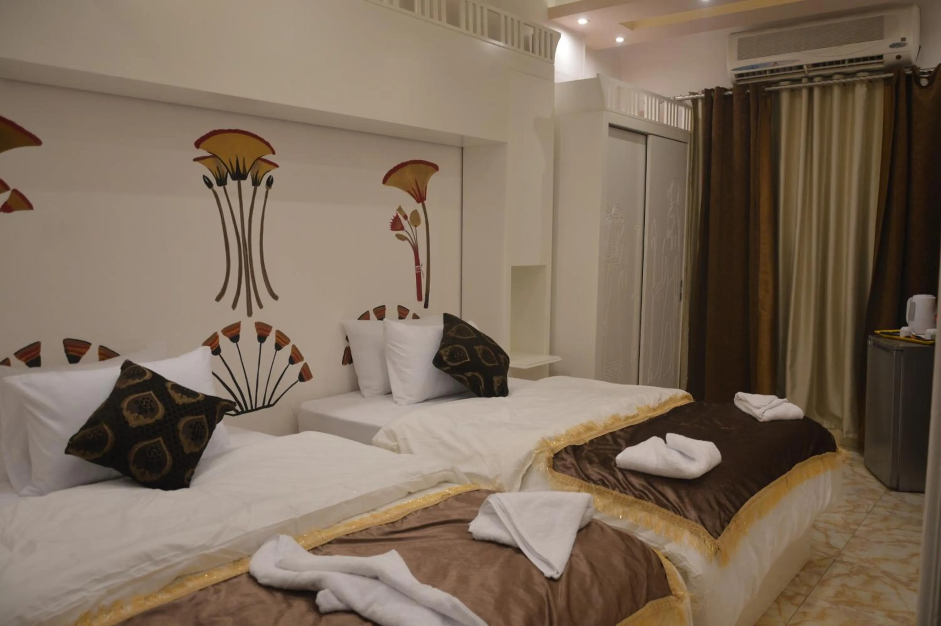 Bed in Pyramids Top Inn