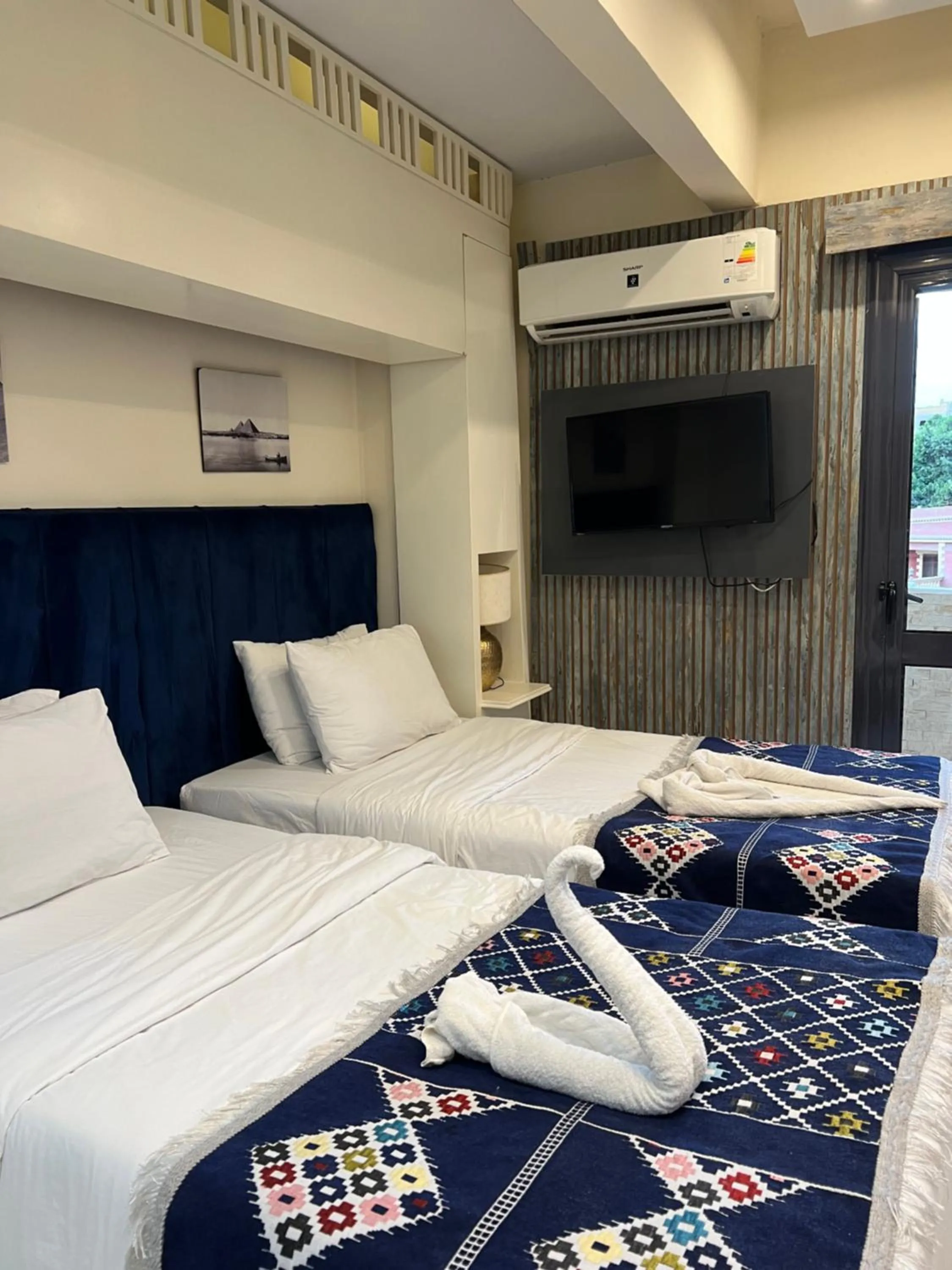 Communal lounge/ TV room, Bed in Pyramids Top Inn