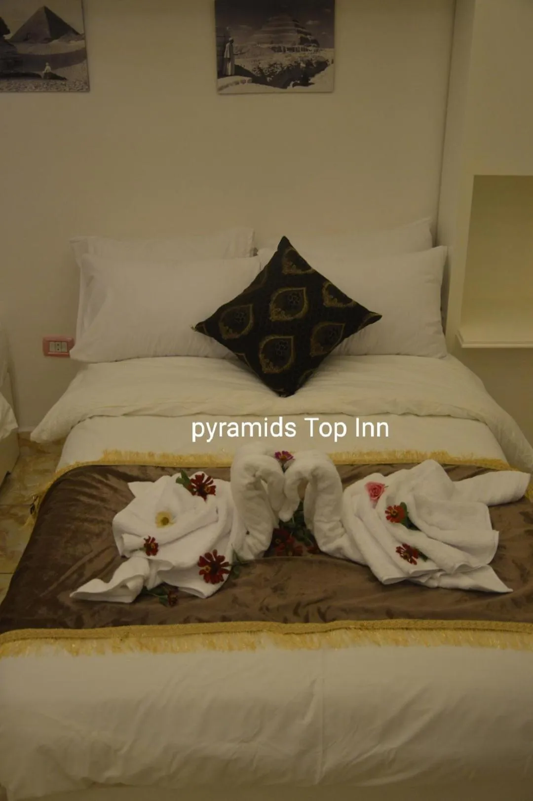 Bed in Pyramids Top Inn