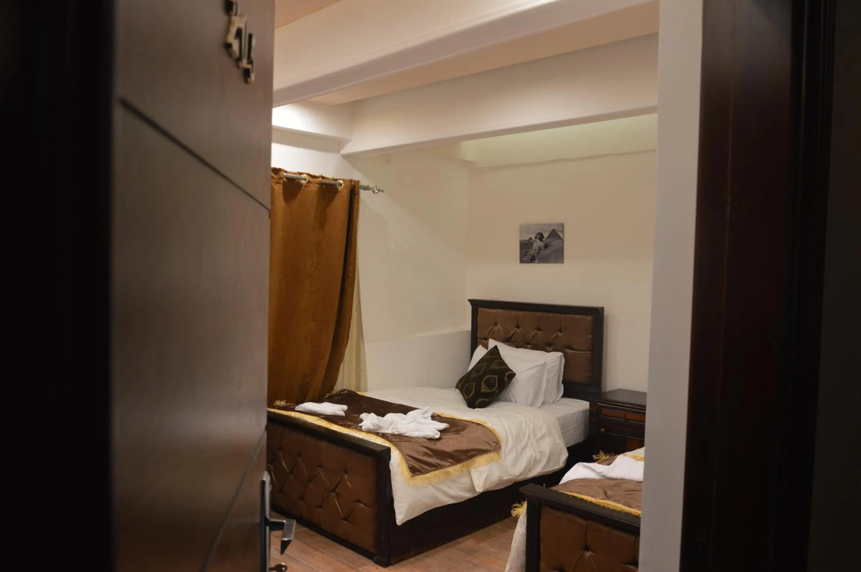 wardrobe, Bed in Pyramids Top Inn