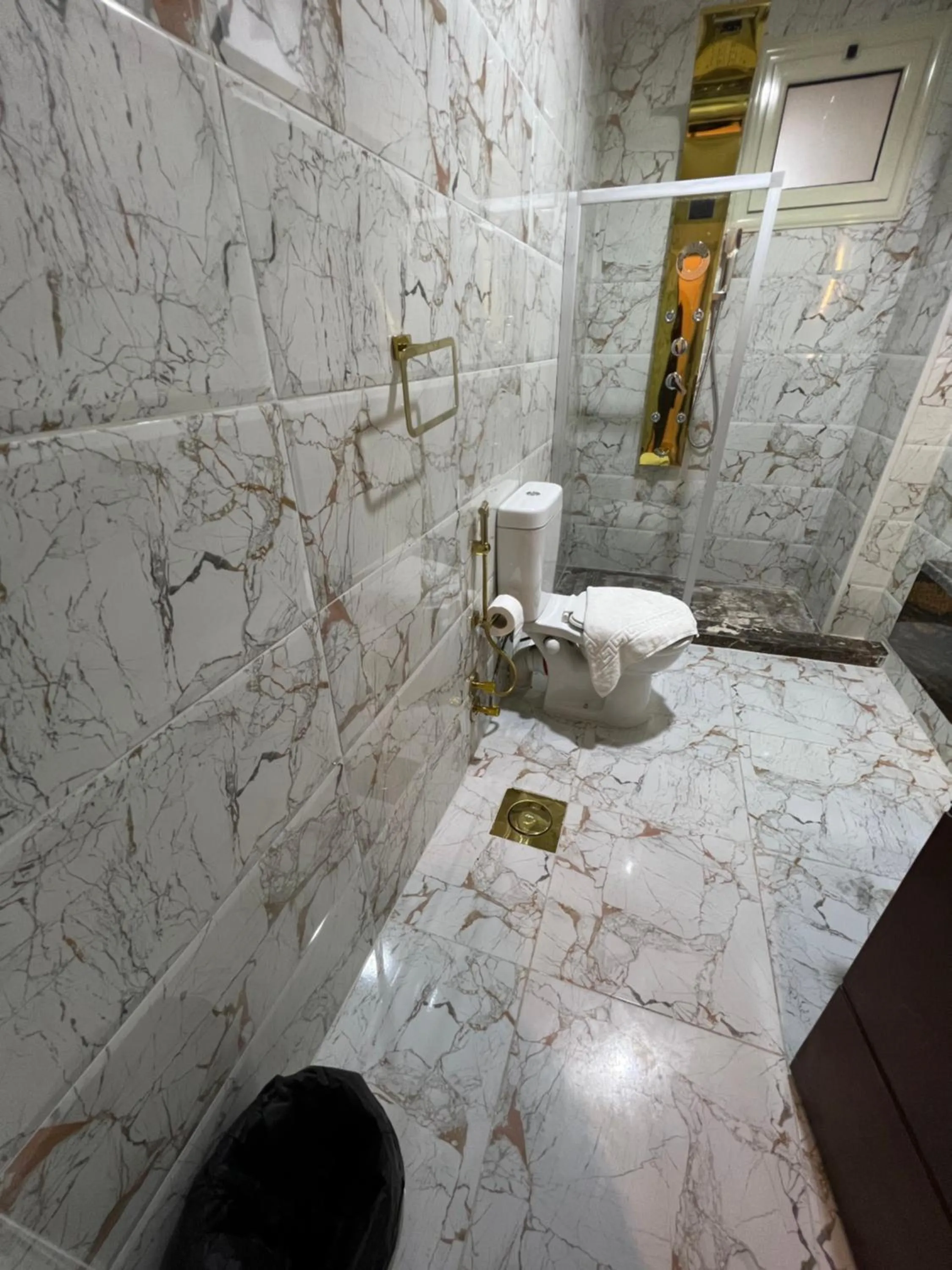 Shower in Pyramids Top Inn