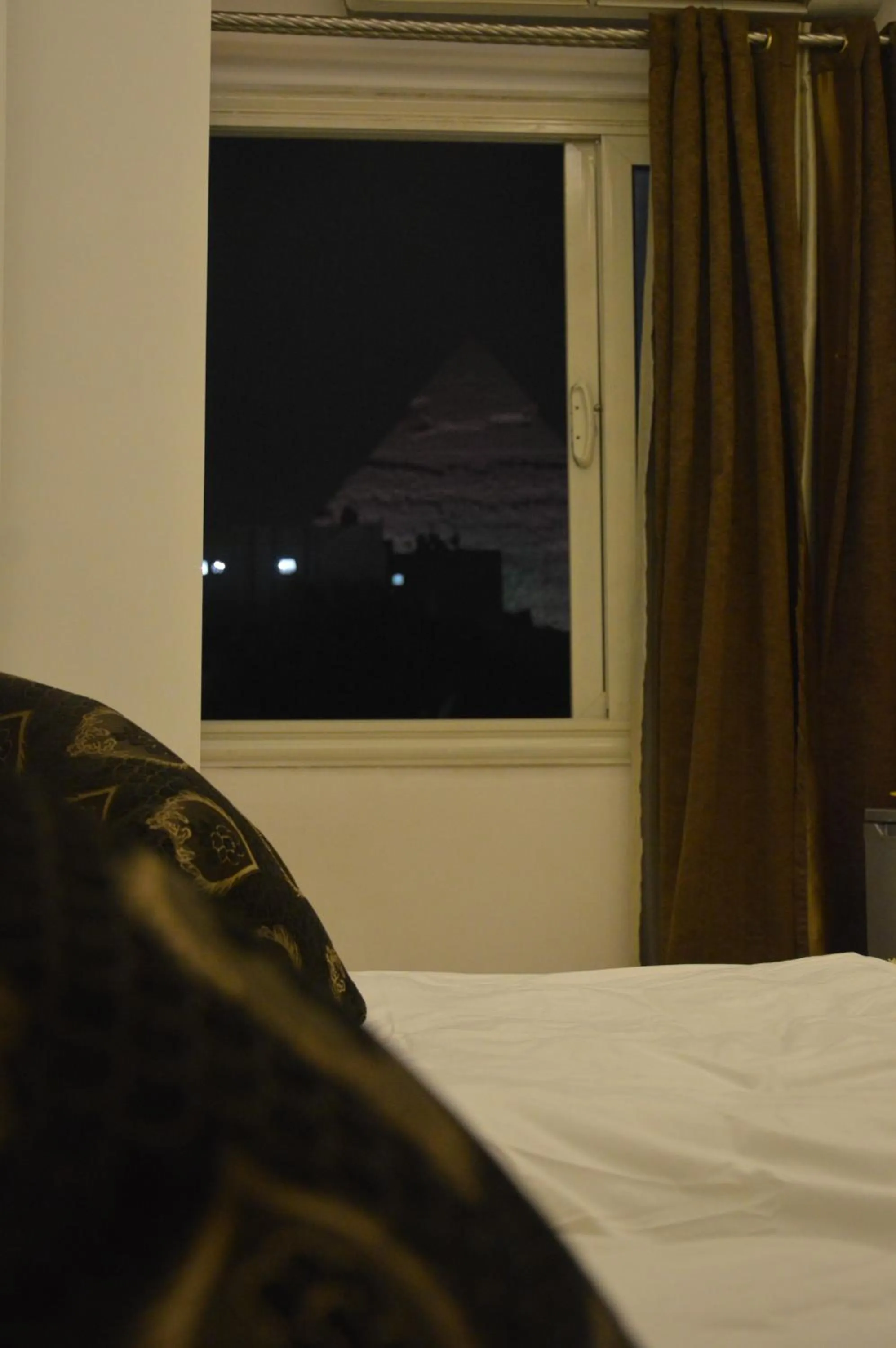 Bed in Pyramids Top Inn