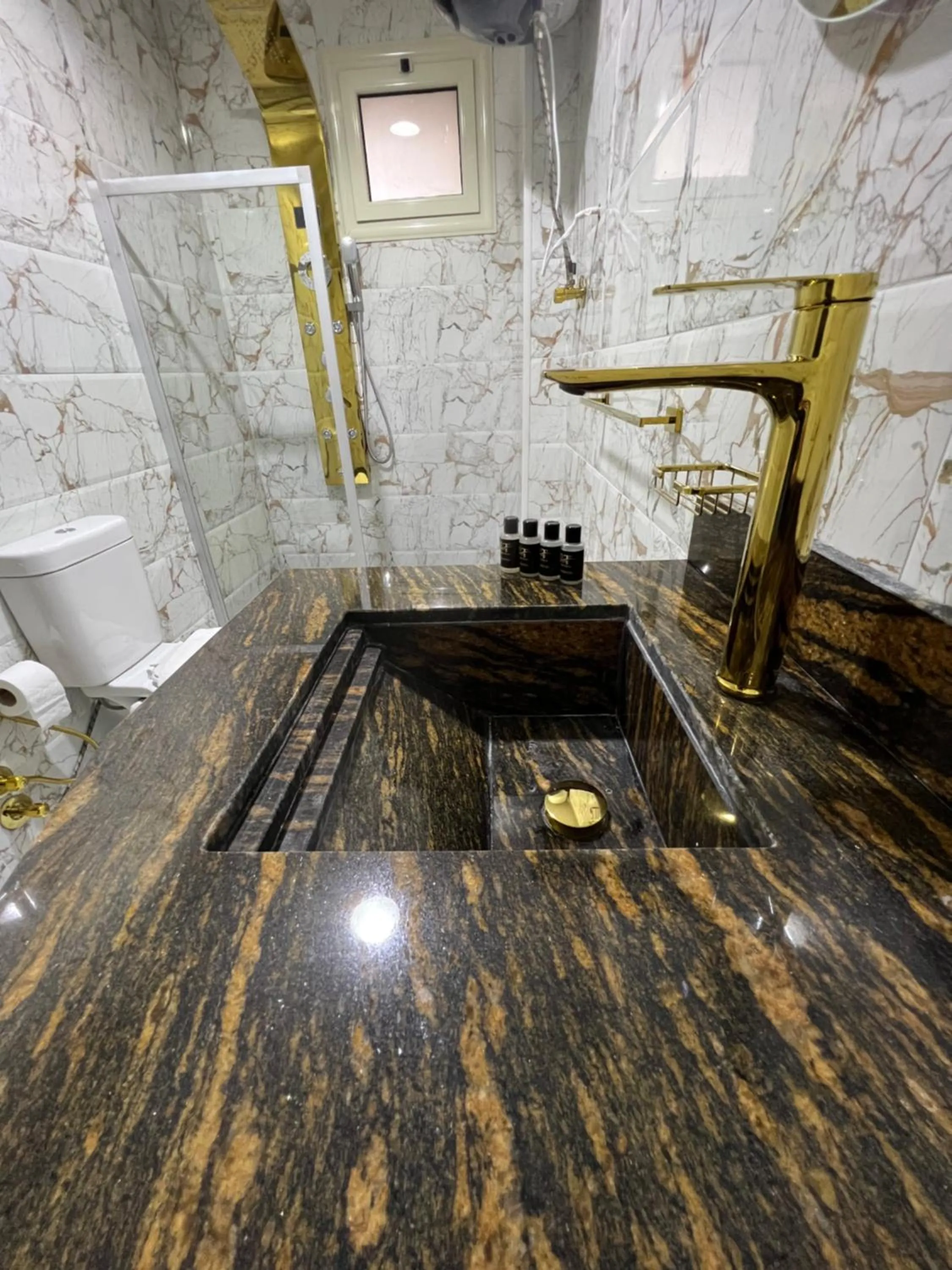 Shower in Pyramids Top Inn