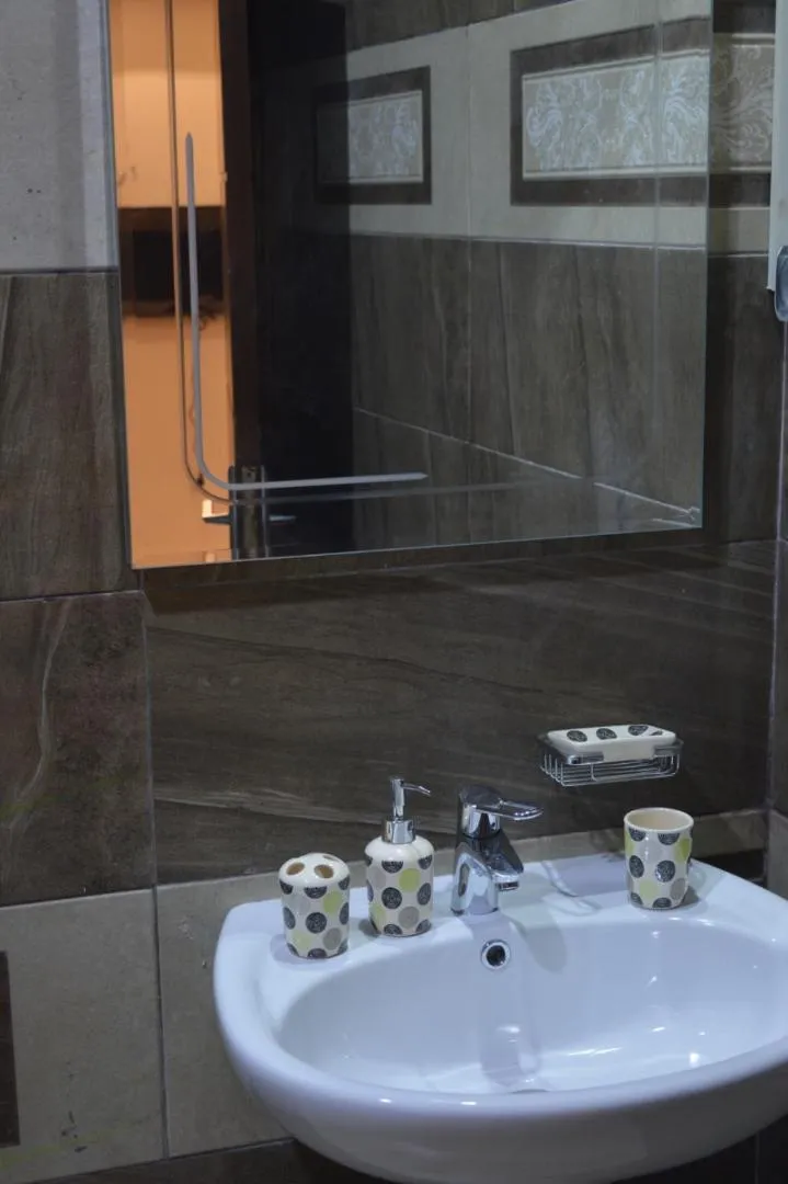 Bathroom in Pyramids Top Inn