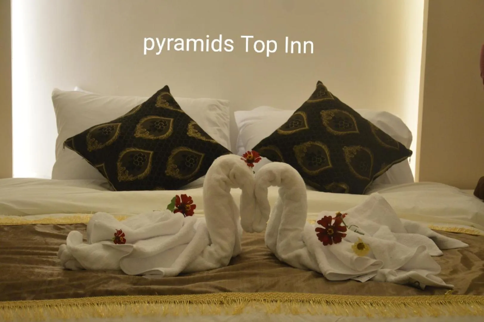 Bedroom, Bed in Pyramids Top Inn