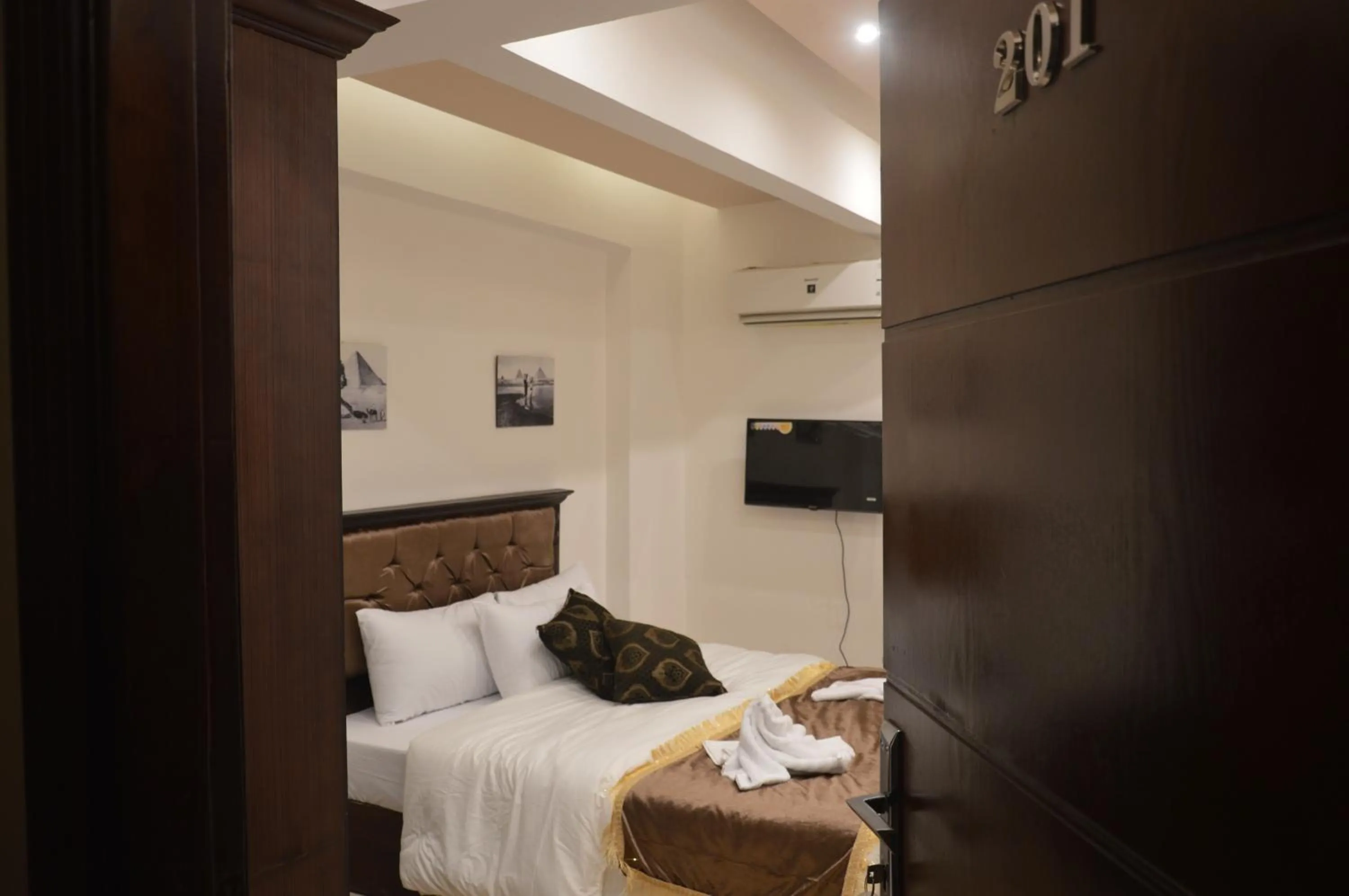 TV and multimedia, Bed in Pyramids Top Inn