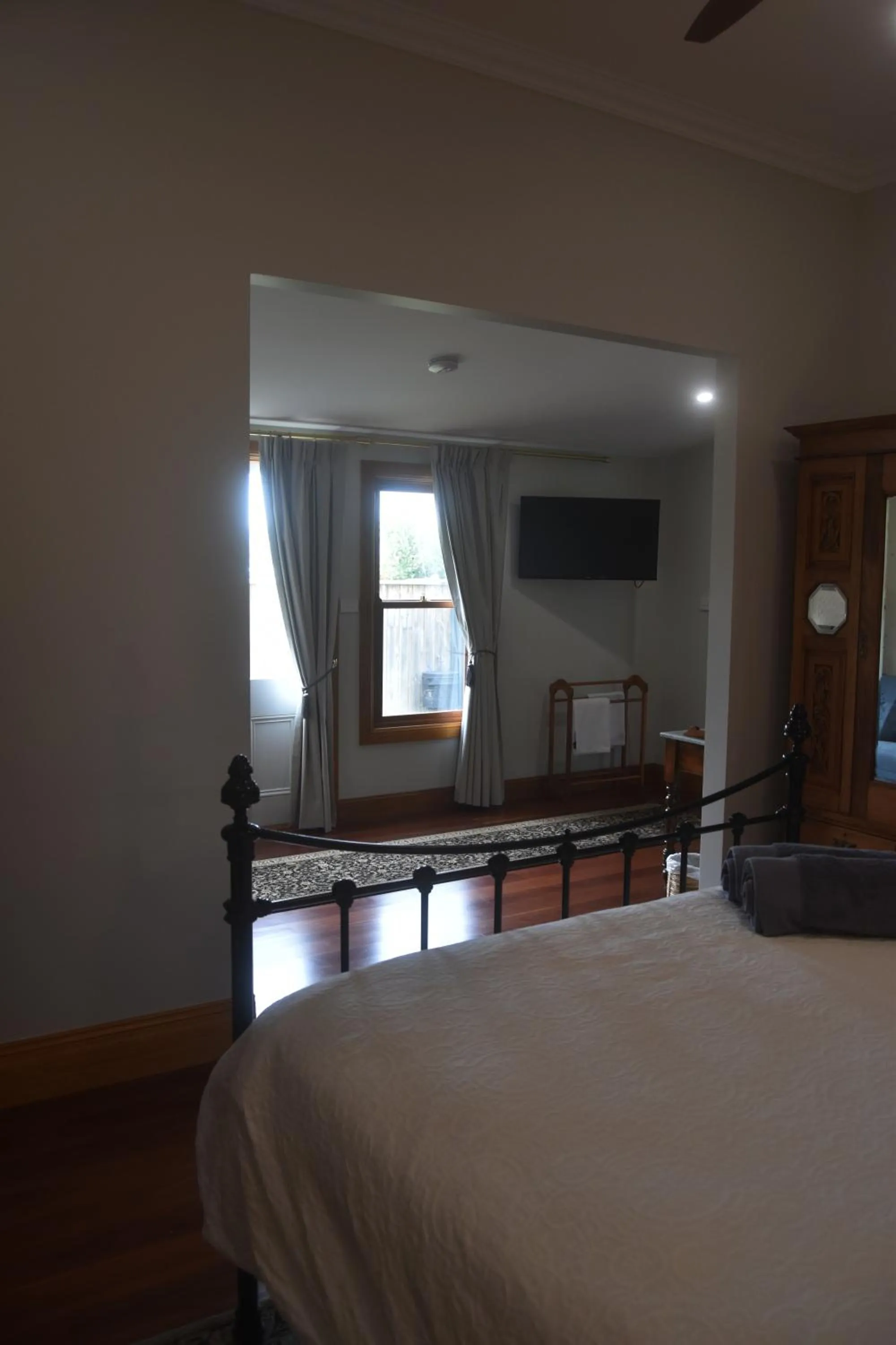 Decorative detail, Bed in Maddies of Bolwarra