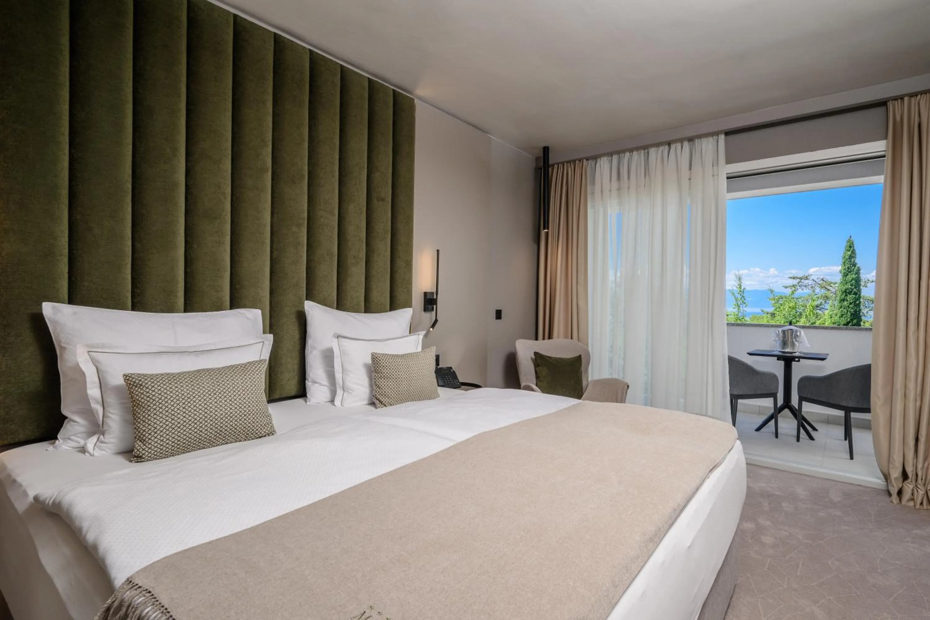 Balcony/Terrace, Bed in Hotel Malin