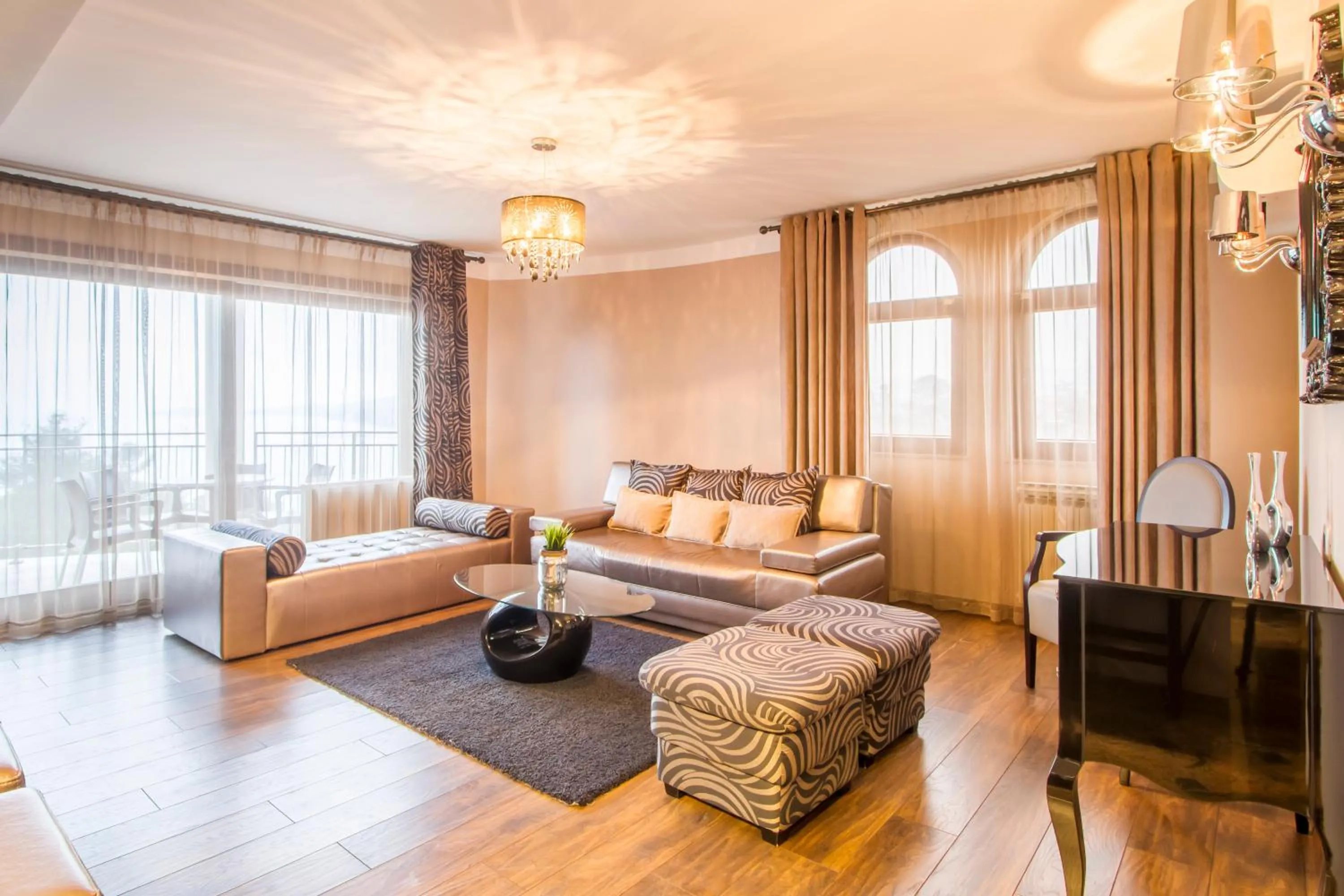 Communal lounge/ TV room in Hotel Malin