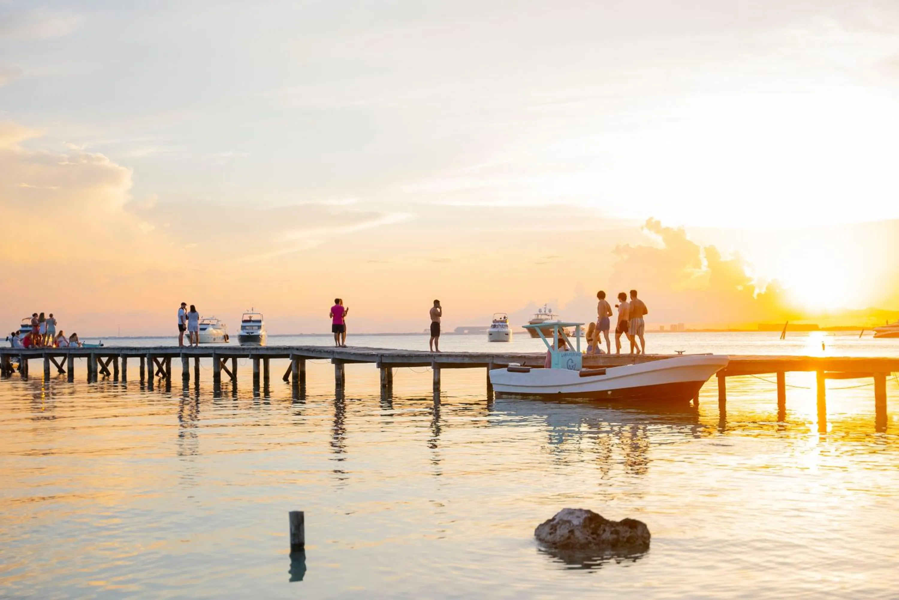 Day in Mayan Monkey Isla Mujeres - Social Hotel