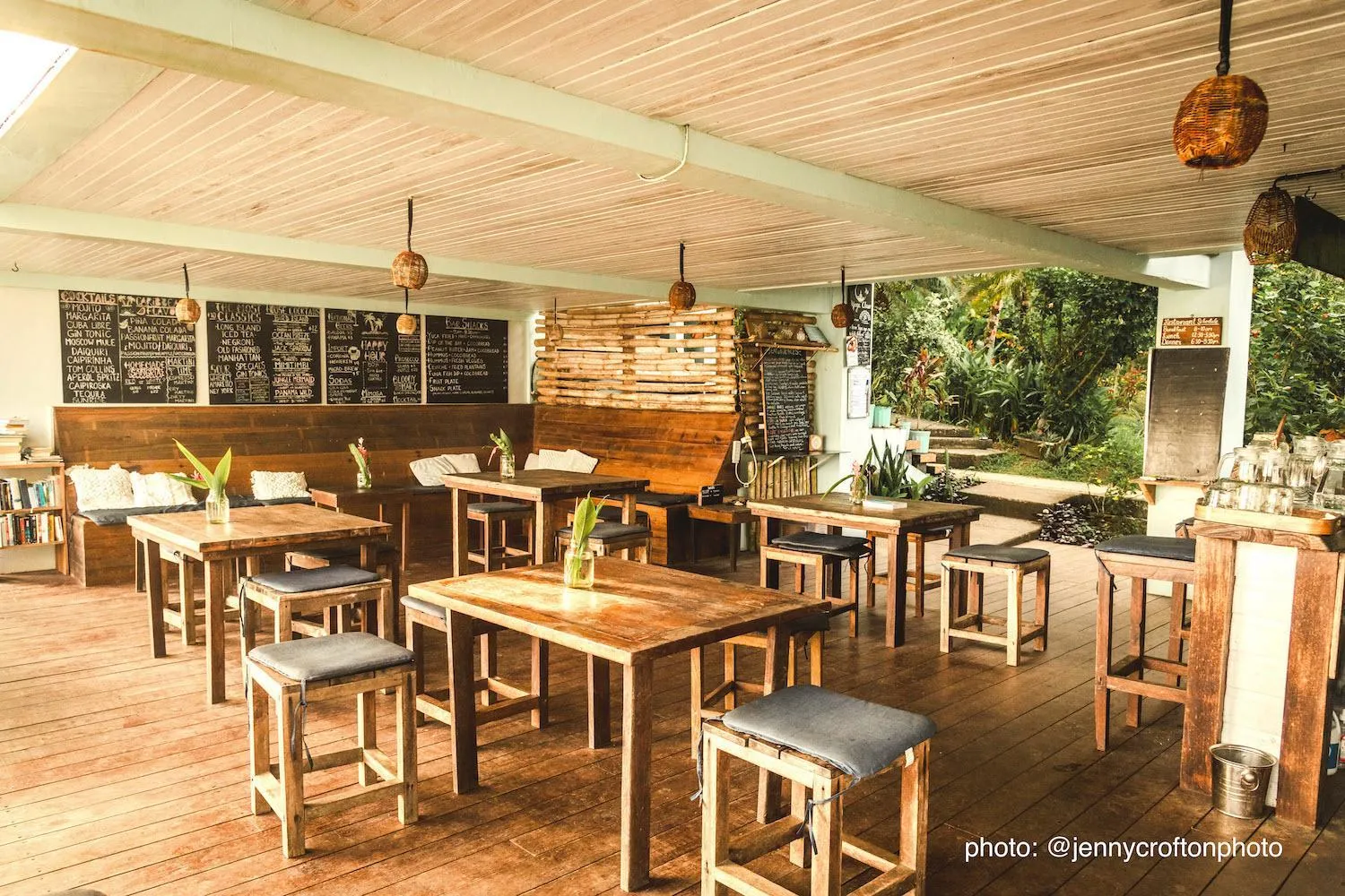 Lounge or bar in Bird Island Bungalows