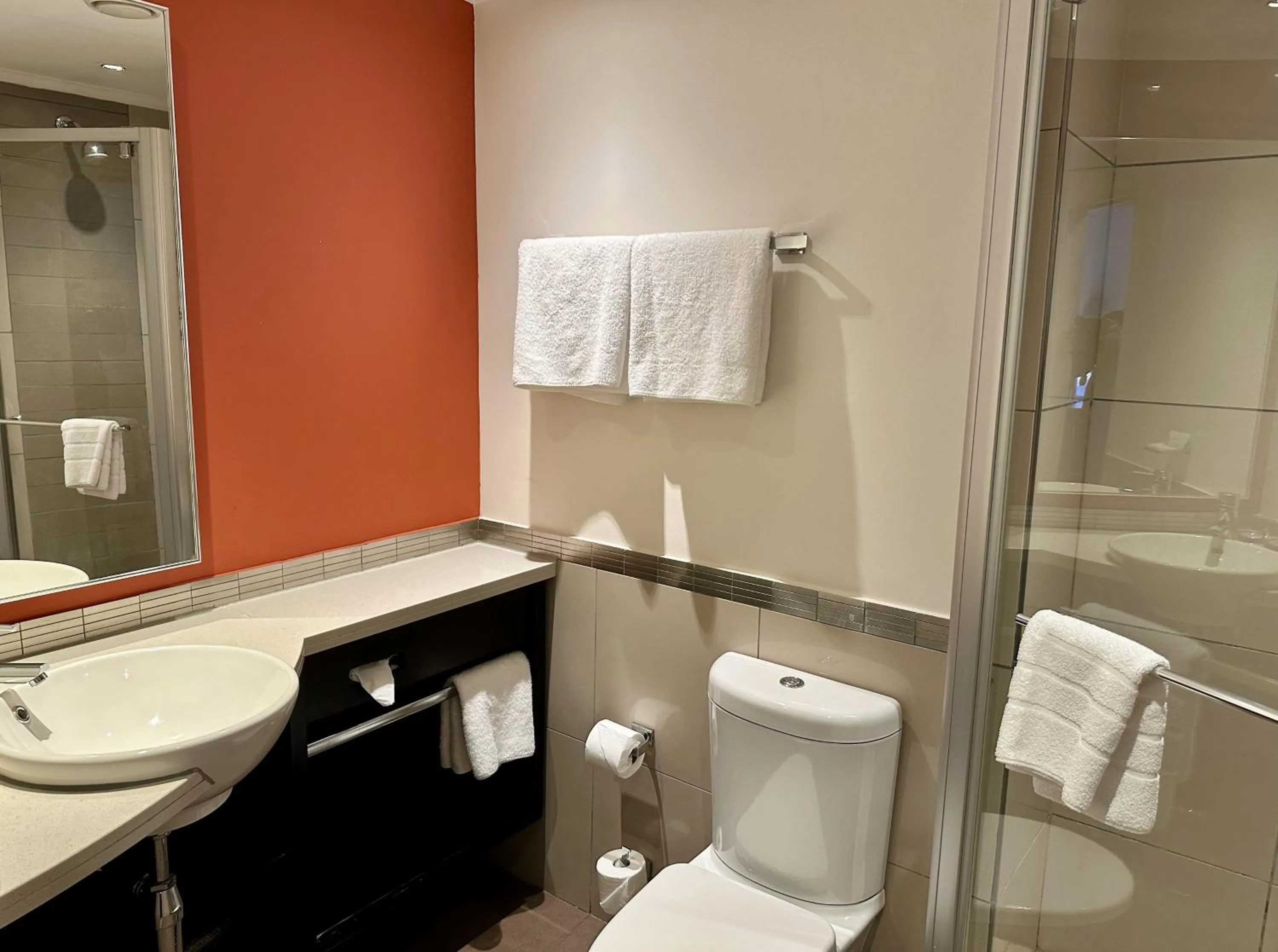 Shower in Garden Court Nelson Mandela Boulevard