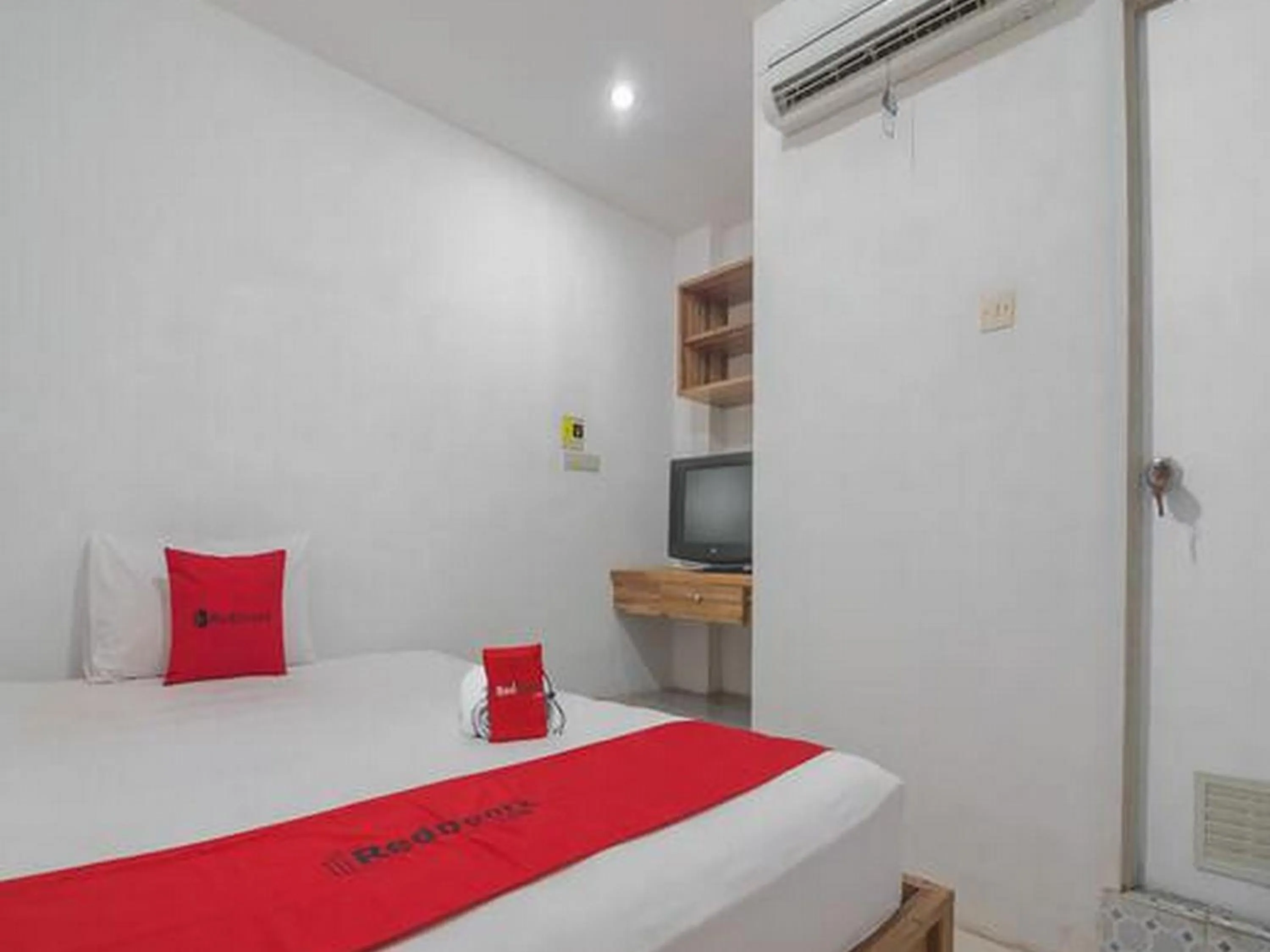 Bedroom, Bed in RedDoorz near Gajah Mada Pontianak