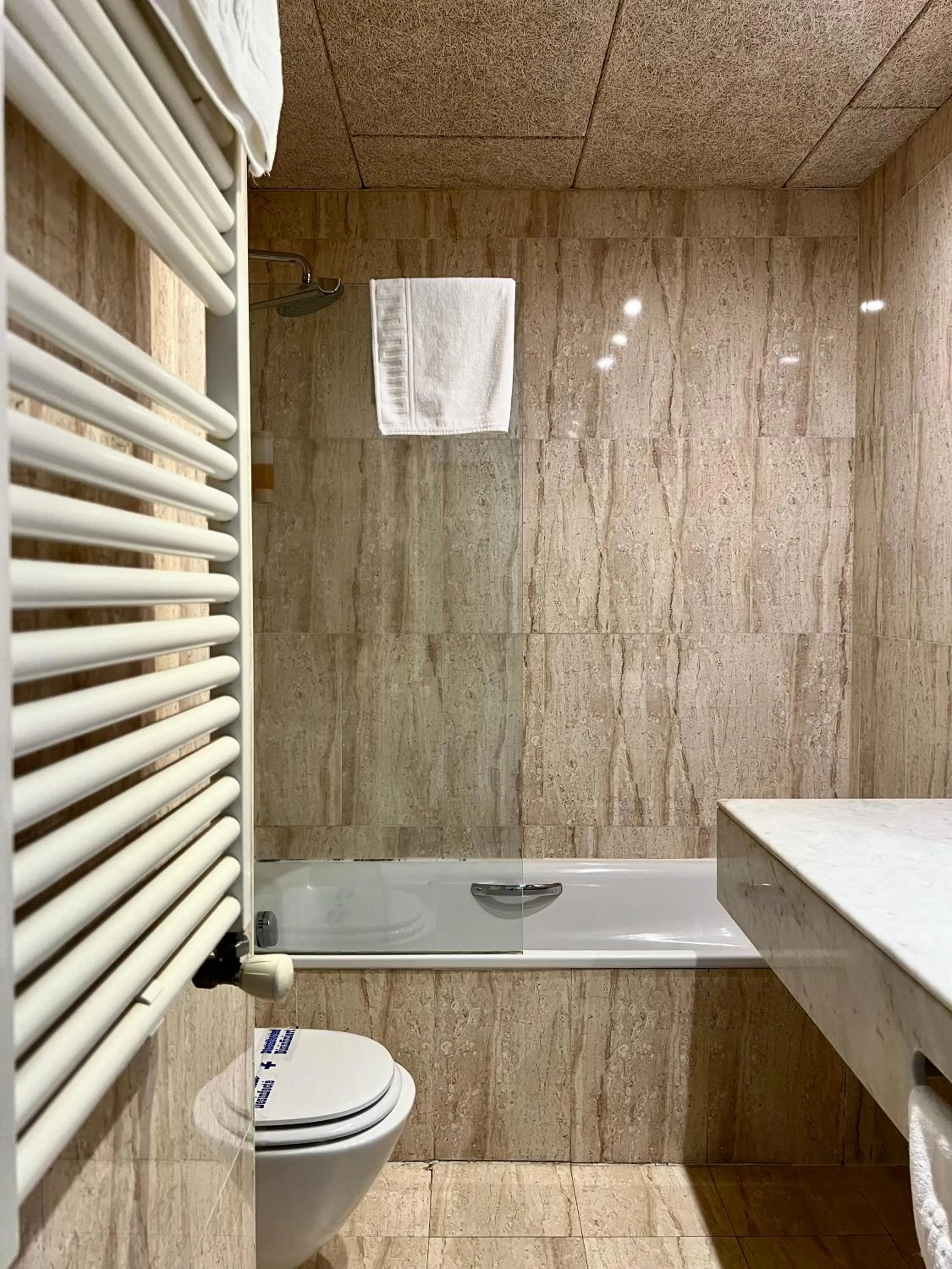 Bathroom in Hotel & Restaurant Figueres Parc