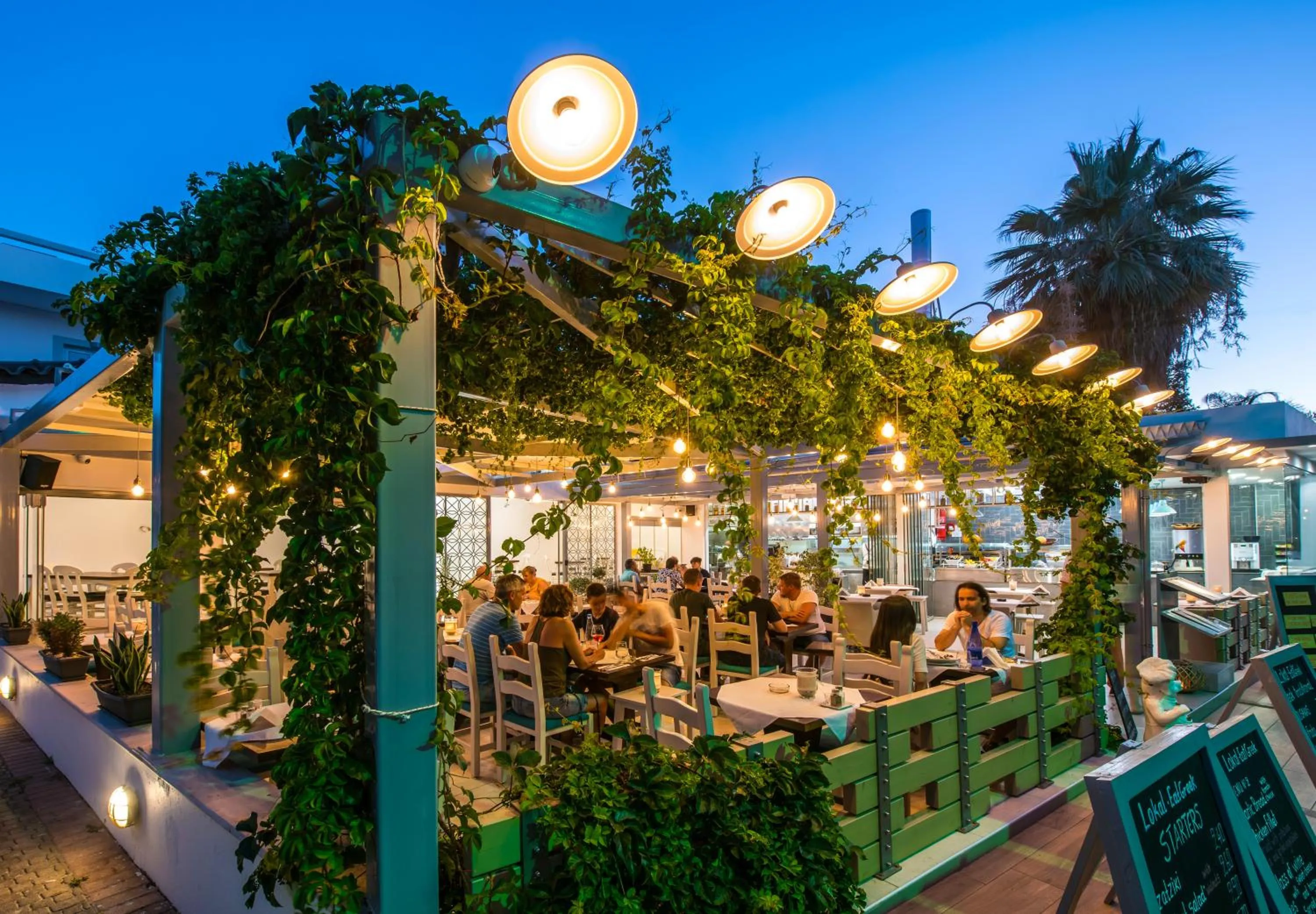 Restaurant/places to eat in Camelot Royal Beds by Estia